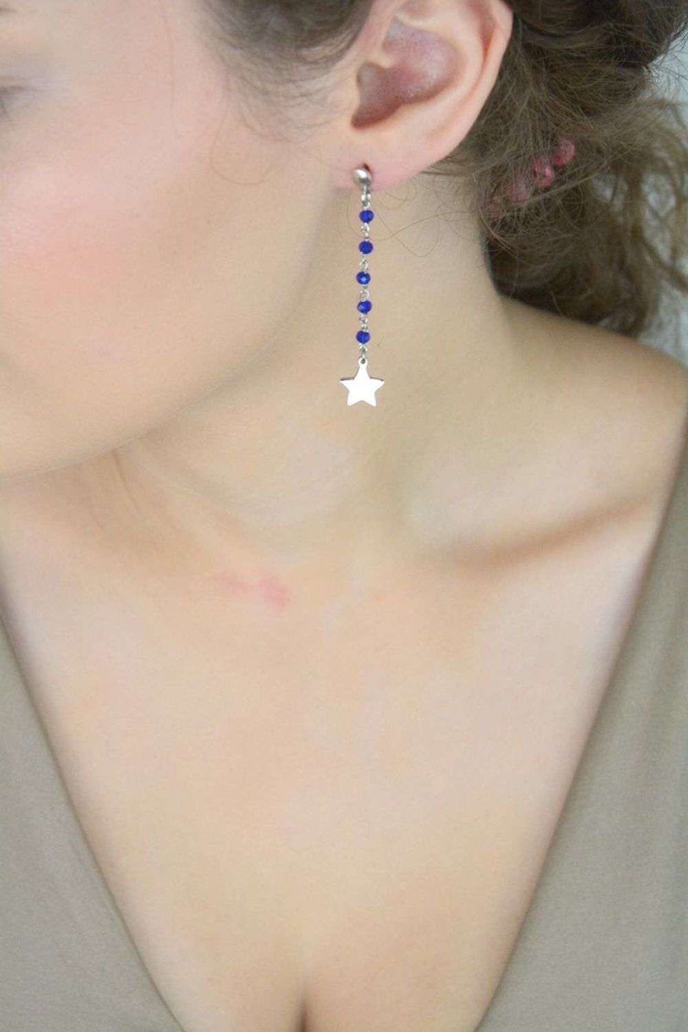 Kolczyki srebrne 925 DIA-KLC-8190-925 – wiszące, z granatowymi koralikami i gładkimi gwiazdkami. Długość 5,8 cm, zapięcie na sztyft. Stylowe i lekkie – idealne na prezent lub wieczór.1.jpg