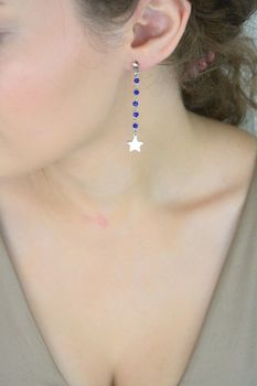 Kolczyki srebrne 925 DIA-KLC-8190-925 – wiszące, z granatowymi koralikami i gładkimi gwiazdkami. Długość 5,8 cm, zapięcie na sztyft. Stylowe i lekkie – idealne na prezent lub wieczór (5).JPG