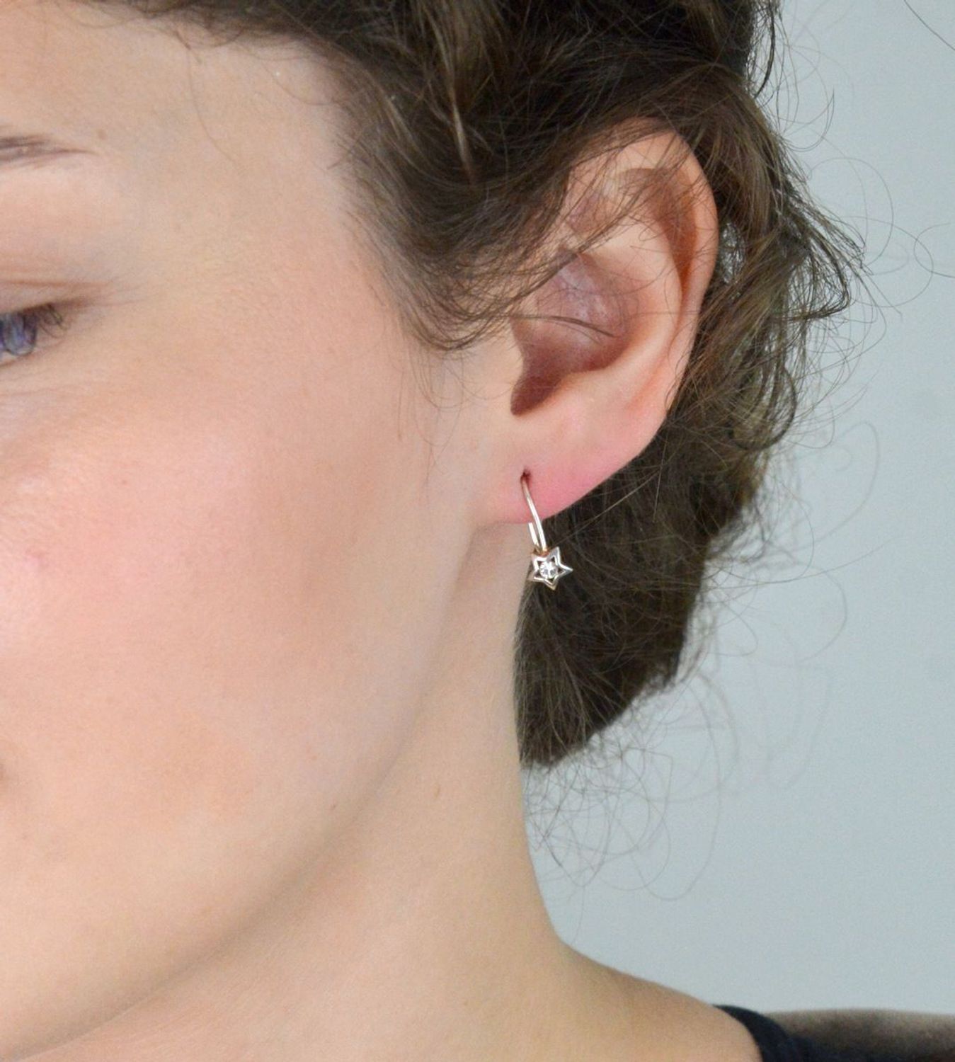 Kolczyki dziecięce srebrne 925 z wiszącą gwiazdką zdobioną cyrkonią. Model DIA-KLC-8191-925, długość 1,7 cm, waga 0,80 g, bezpieczne zapięcie bigiel. Idealne dla dziewczynki.1.jpg