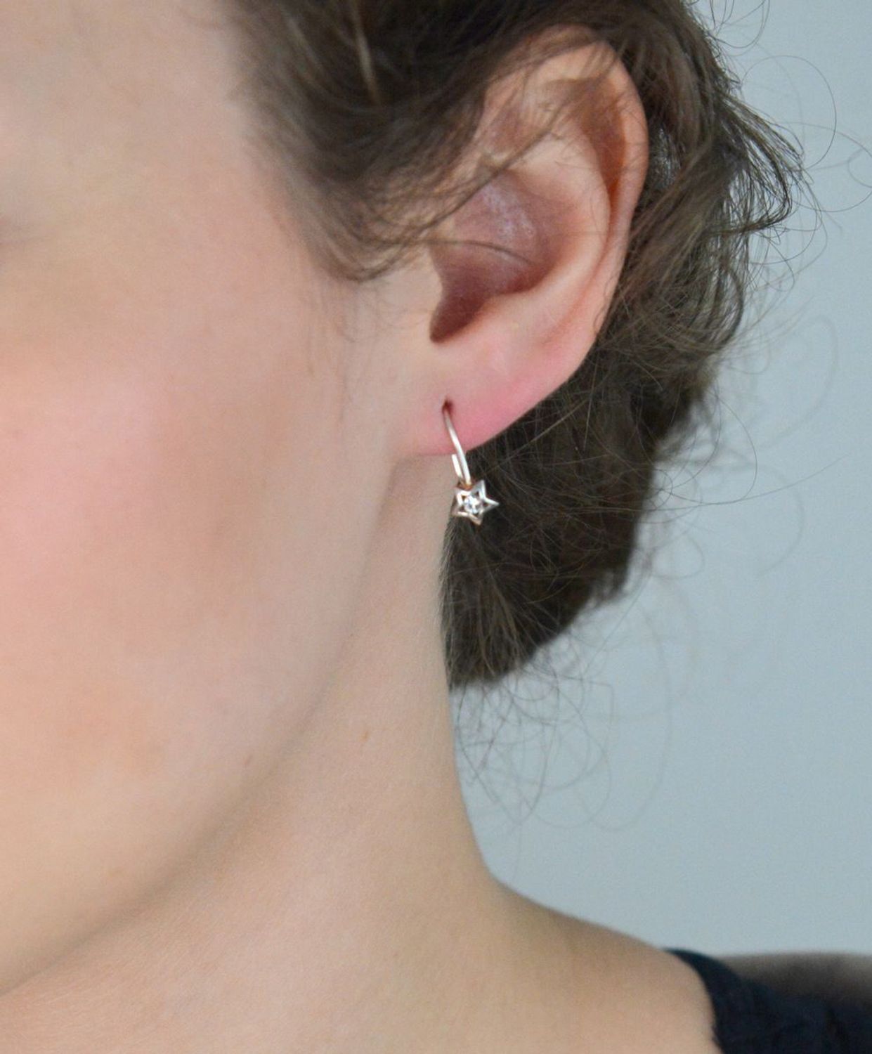 Kolczyki dziecięce srebrne 925 z wiszącą gwiazdką zdobioną cyrkonią. Model DIA-KLC-8191-925, długość 1,7 cm, waga 0,80 g, bezpieczne zapięcie bigiel. Idealne dla dziewczynki.1.jpg