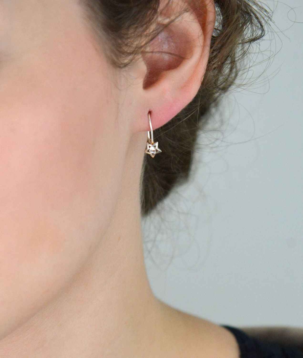 Kolczyki dziecięce srebrne 925 z wiszącą gwiazdką zdobioną cyrkonią. Model DIA-KLC-8191-925, długość 1,7 cm, waga 0,80 g, bezpieczne zapięcie bigiel. Idealne dla dziewczynki.1.jpg