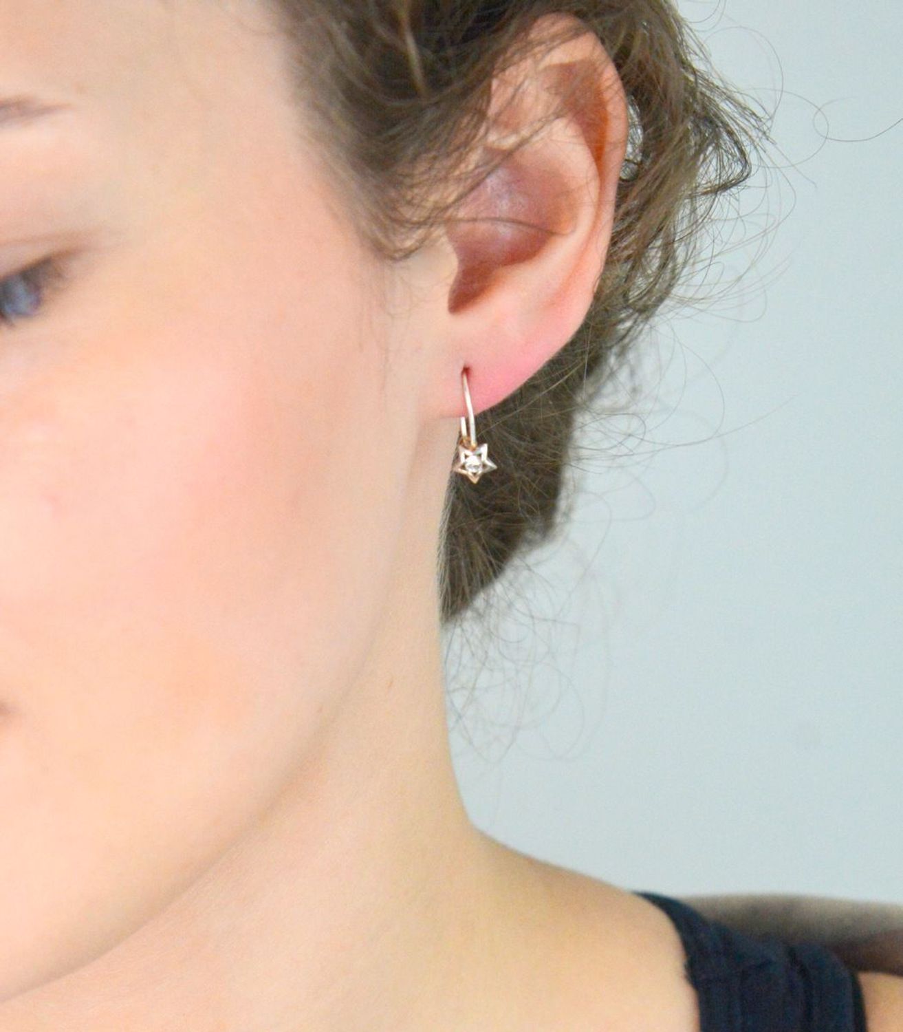 Kolczyki dziecięce srebrne 925 z wiszącą gwiazdką zdobioną cyrkonią. Model DIA-KLC-8191-925, długość 1,7 cm, waga 0,80 g, bezpieczne zapięcie bigiel. Idealne dla dziewczynki.1.jpg