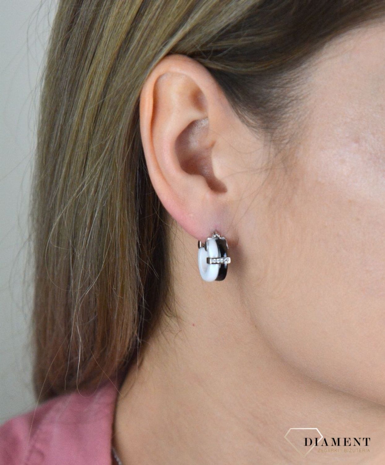 Kolczyki srebrne kółka ceramika DIA-KLC-8192-925. Eleganckie, srebrne kolczyki z ponadczasowym modnym motywem. Ich kształt jest uniwersalny, ponadczasowy a dzięki swojemu wyjątkowemu wykonaniu nadają się na prezent..jpg