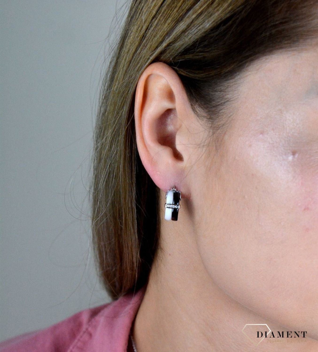 Kolczyki srebrne kółka ceramika DIA-KLC-8192-925. Eleganckie, srebrne kolczyki z ponadczasowym modnym motywem. Ich kształt jest uniwersalny, ponadczasowy a dzięki swojemu wyjątkowemu wykonaniu nadają się na prezent..jpg