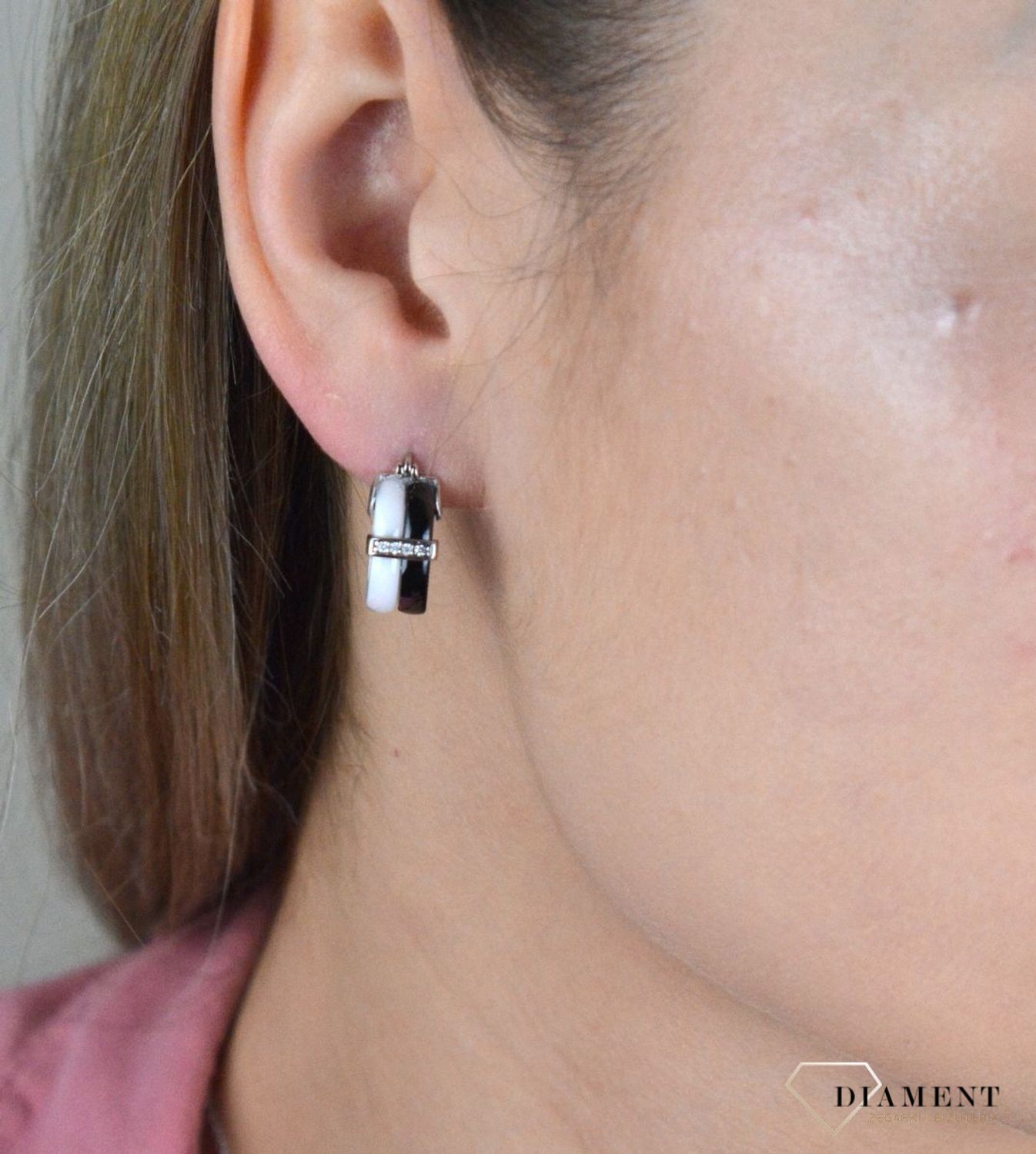 Kolczyki srebrne kółka ceramika DIA-KLC-8192-925. Eleganckie, srebrne kolczyki z ponadczasowym modnym motywem. Ich kształt jest uniwersalny, ponadczasowy a dzięki swojemu wyjątkowemu wykonaniu nadają się na prezent..jpg