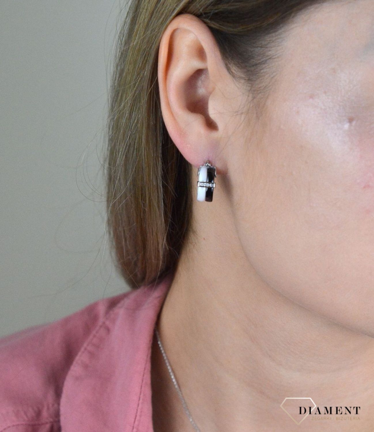 Kolczyki srebrne kółka ceramika DIA-KLC-8192-925. Eleganckie, srebrne kolczyki z ponadczasowym modnym motywem. Ich kształt jest uniwersalny, ponadczasowy a dzięki swojemu wyjątkowemu wykonaniu nadają się na prezent..jpg