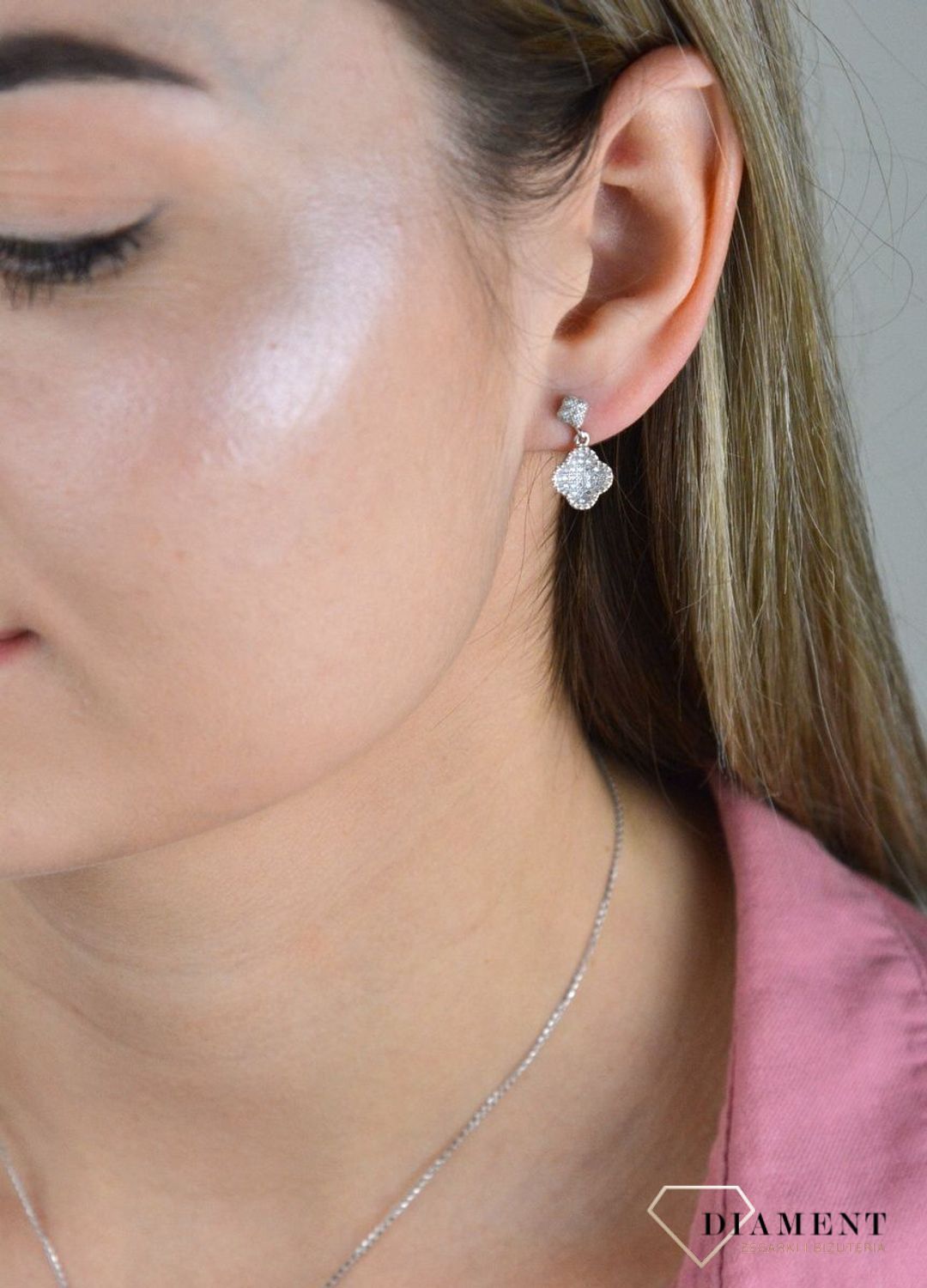 Srebrne kolczyki wiszące 925 DIA-KLC-8196-925. Kolczyki można nosić z wieloma pierścionkami i naszyjnikami z kolekcji zakupionej w naszym sklepie. Doskonale się sprawdza jako pomysł na prezent..jpg