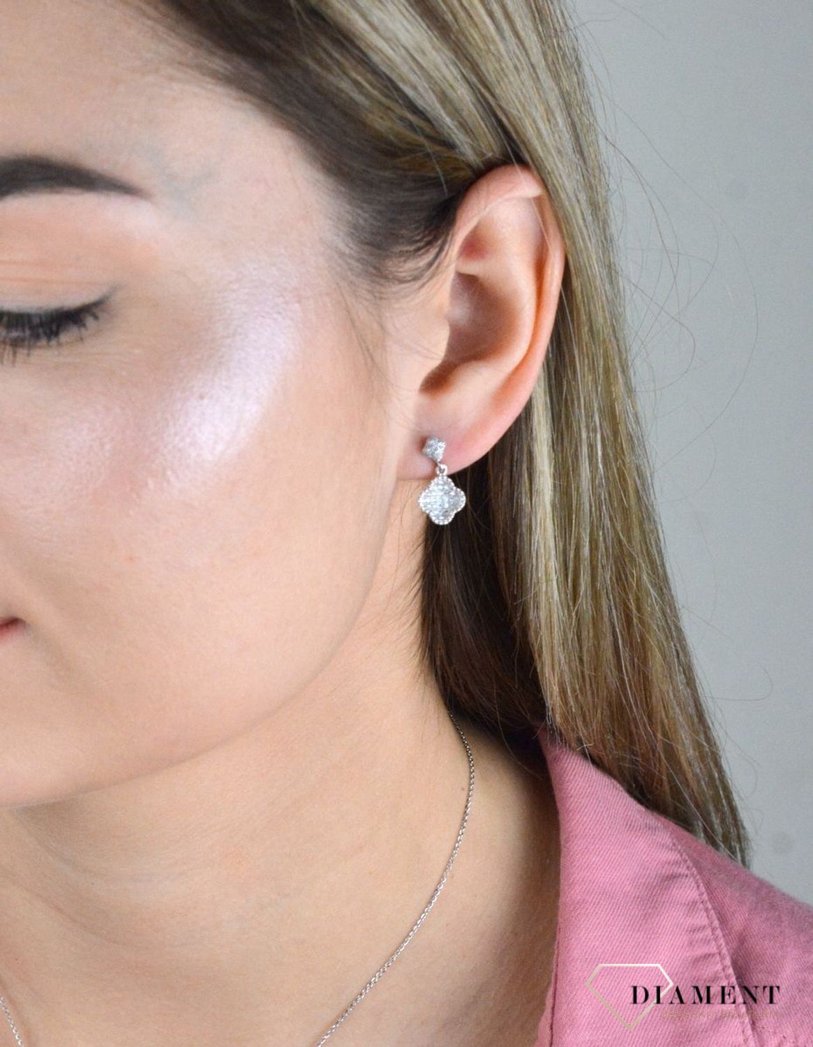 Srebrne kolczyki wiszące 925 DIA-KLC-8196-925. Kolczyki można nosić z wieloma pierścionkami i naszyjnikami z kolekcji zakupionej w naszym sklepie. Doskonale się sprawdza jako pomysł na prezent..jpg