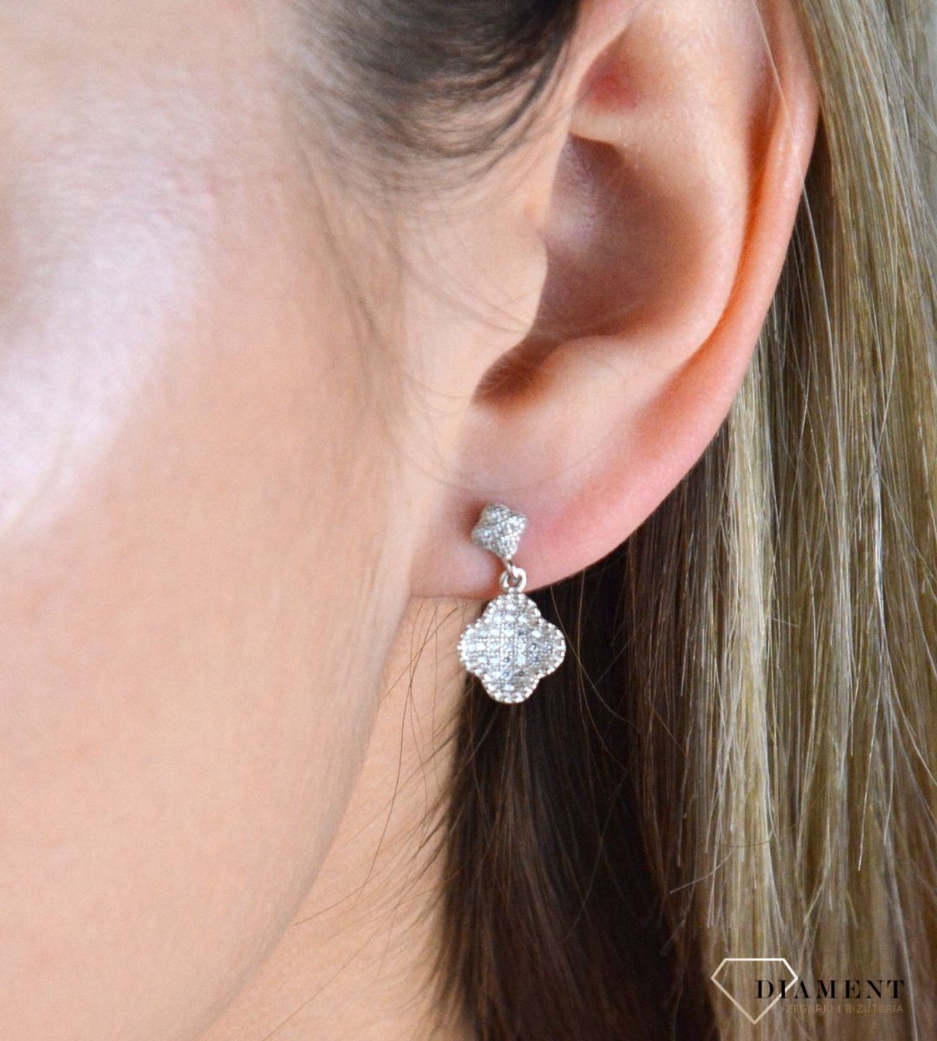 Srebrne kolczyki wiszące 925 DIA-KLC-8196-925. Kolczyki można nosić z wieloma pierścionkami i naszyjnikami z kolekcji zakupionej w naszym sklepie. Doskonale się sprawdza jako pomysł na prezent..jpg