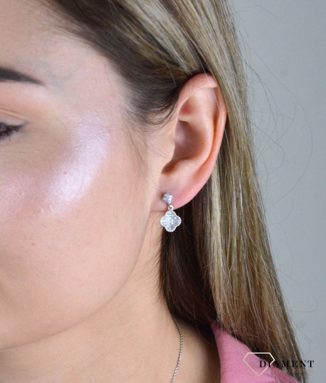 Srebrne kolczyki wiszące 925 DIA-KLC-8196-925. Kolczyki można nosić z wieloma pierścionkami i naszyjnikami z kolekcji zakupionej w naszym sklepie. Doskonale się sprawdza jako pomysł na prezent..jpg