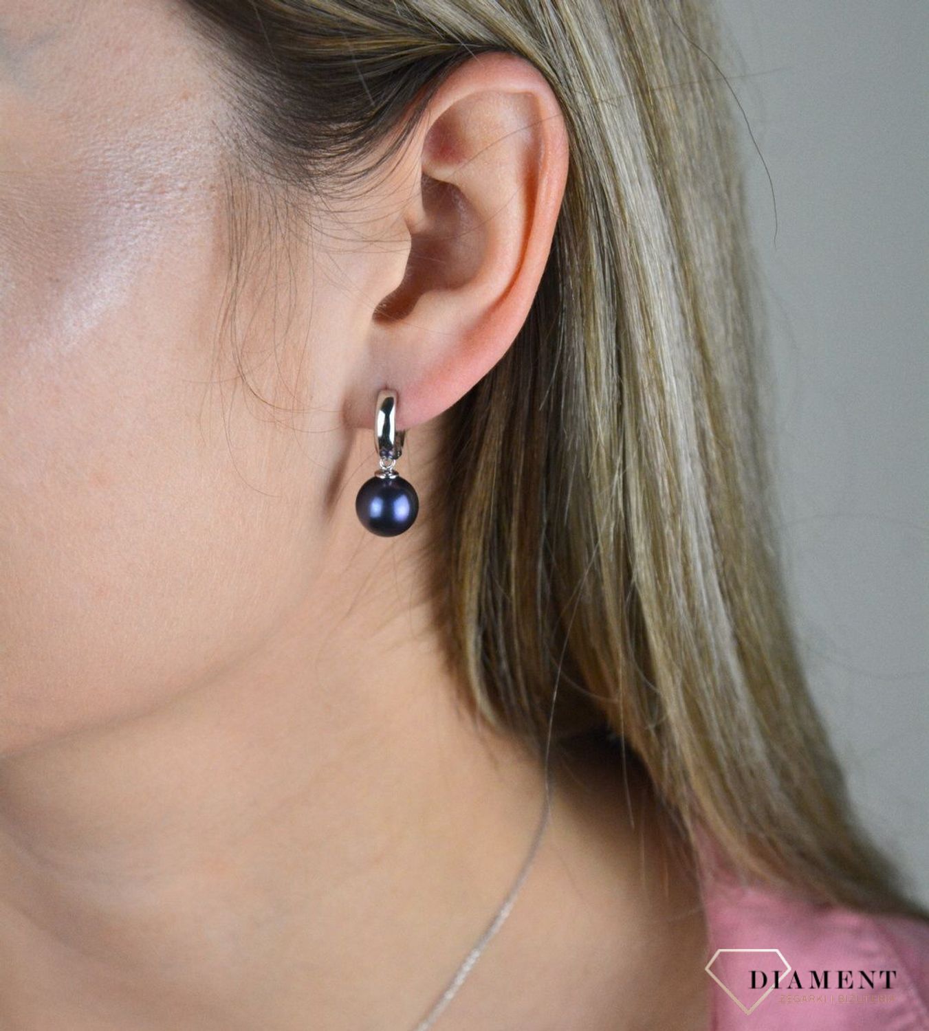 Kolczyki srebrne fioletowe perełki 925 DIA-KLC-8197-925. Eleganckie, srebrne kolczyki z ponadczasowym modnym motywem. Ich kształt jest uniwersalny, ponadczasowy a dzięki swojemu wyjątkowemu wykonaniu nadają się na prezent..jpg