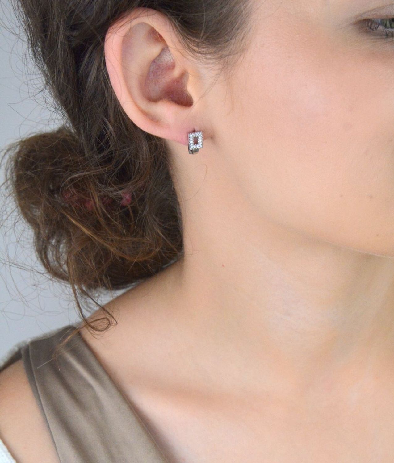 Kolczyki srebrne 925 dziecięce i damskie DIA-KLC-8198-925. Kwadraciki z cyrkoniami, zapięcie angielskie. Długość 1 cm, szerokość 6 mm, waga 1,90 g. 1.jpg