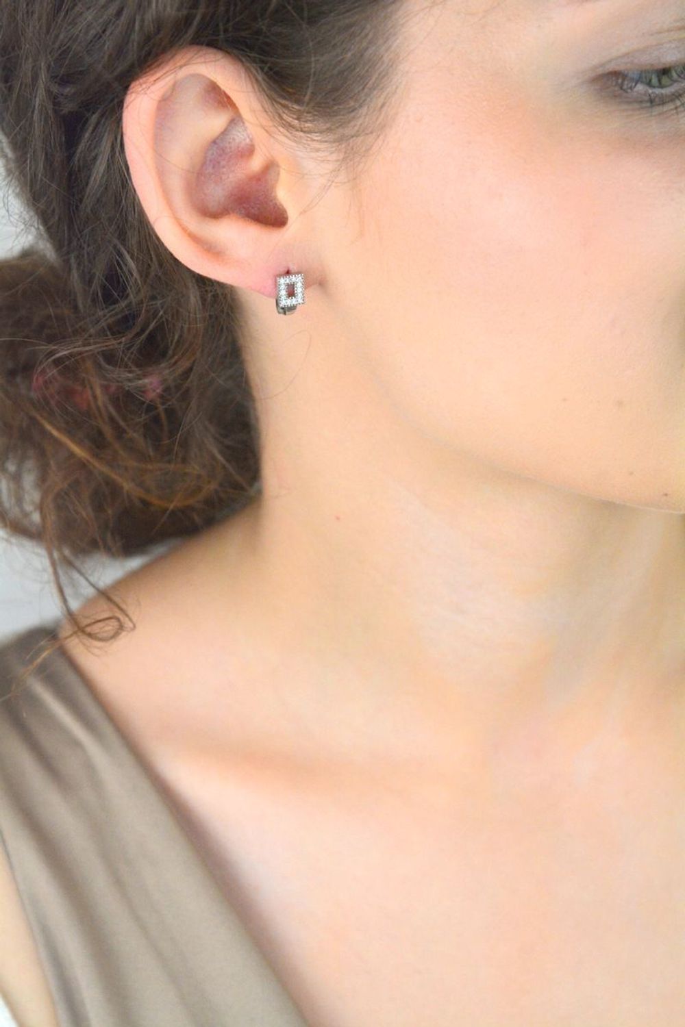 Kolczyki srebrne 925 dziecięce i damskie DIA-KLC-8198-925. Kwadraciki z cyrkoniami, zapięcie angielskie. Długość 1 cm, szerokość 6 mm, waga 1,90 g. 1.jpg