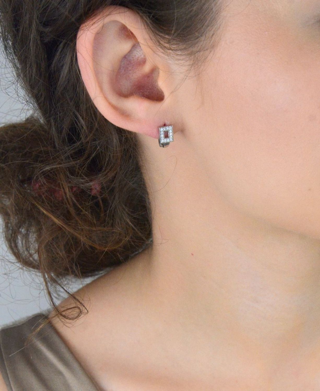 Kolczyki srebrne 925 dziecięce i damskie DIA-KLC-8198-925. Kwadraciki z cyrkoniami, zapięcie angielskie. Długość 1 cm, szerokość 6 mm, waga 1,90 g. 1.jpg