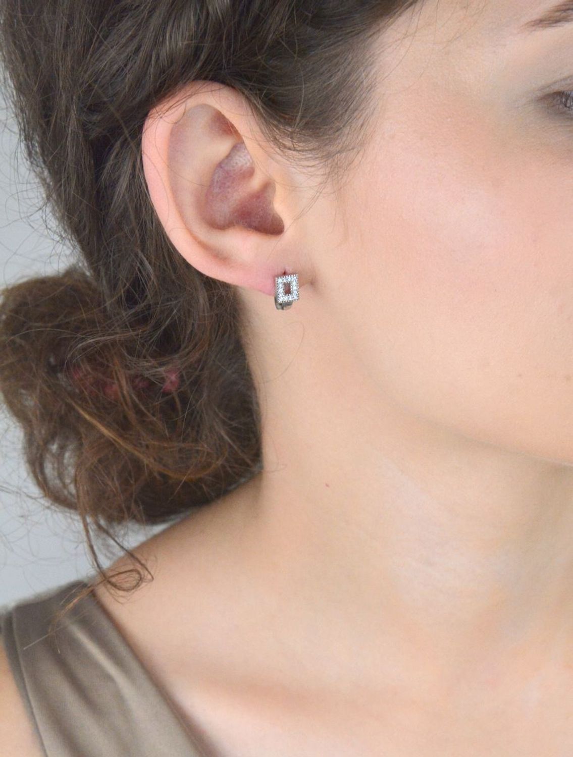 Kolczyki srebrne 925 dziecięce i damskie DIA-KLC-8198-925. Kwadraciki z cyrkoniami, zapięcie angielskie. Długość 1 cm, szerokość 6 mm, waga 1,90 g. 1.jpg