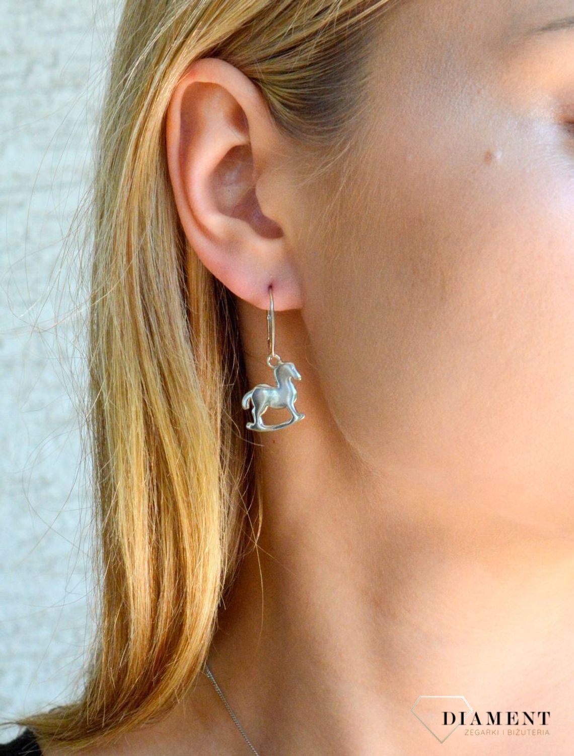 Srebrne kolczyki damskie 925 wiszący koń na biegunach DIA-KLC-8199-925. Srebrne kolczyki damskie. Srebrne kolczyki wiszące. Kolczyki srebrne z wiszącym koniem. Kolczyki na bigiel idealne na prezent..jpg