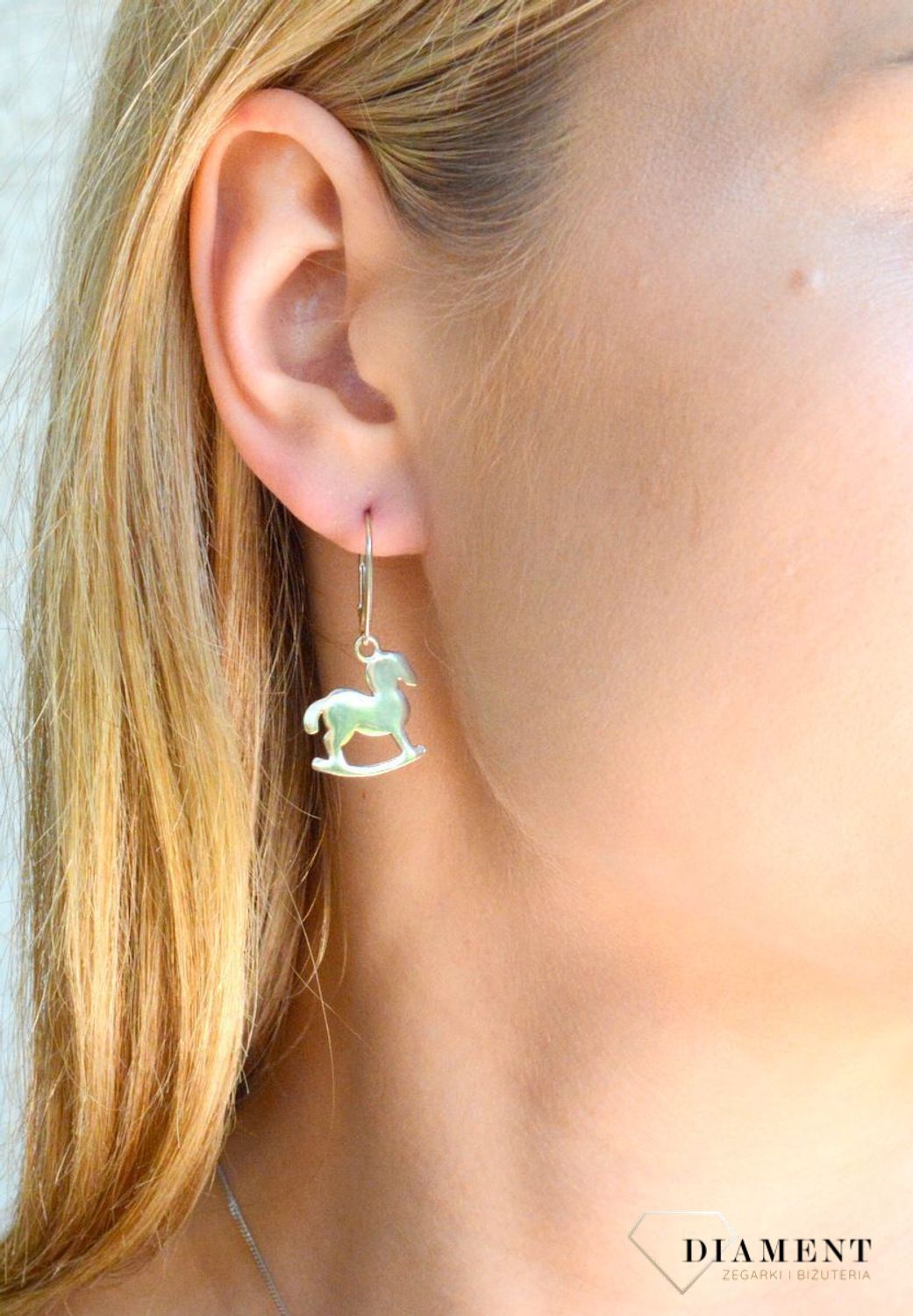 Srebrne kolczyki damskie 925 wiszący koń na biegunach DIA-KLC-8199-925. Srebrne kolczyki damskie. Srebrne kolczyki wiszące. Kolczyki srebrne z wiszącym koniem. Kolczyki na bigiel idealne na prezent..jpg