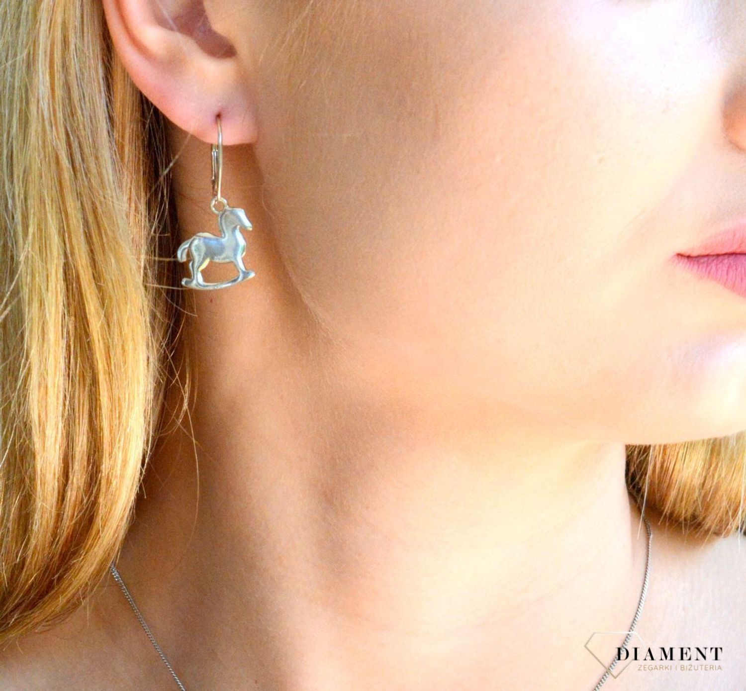 Srebrne kolczyki damskie 925 wiszący koń na biegunach DIA-KLC-8199-925. Srebrne kolczyki damskie. Srebrne kolczyki wiszące. Kolczyki srebrne z wiszącym koniem. Kolczyki na bigiel idealne na prezent..jpg