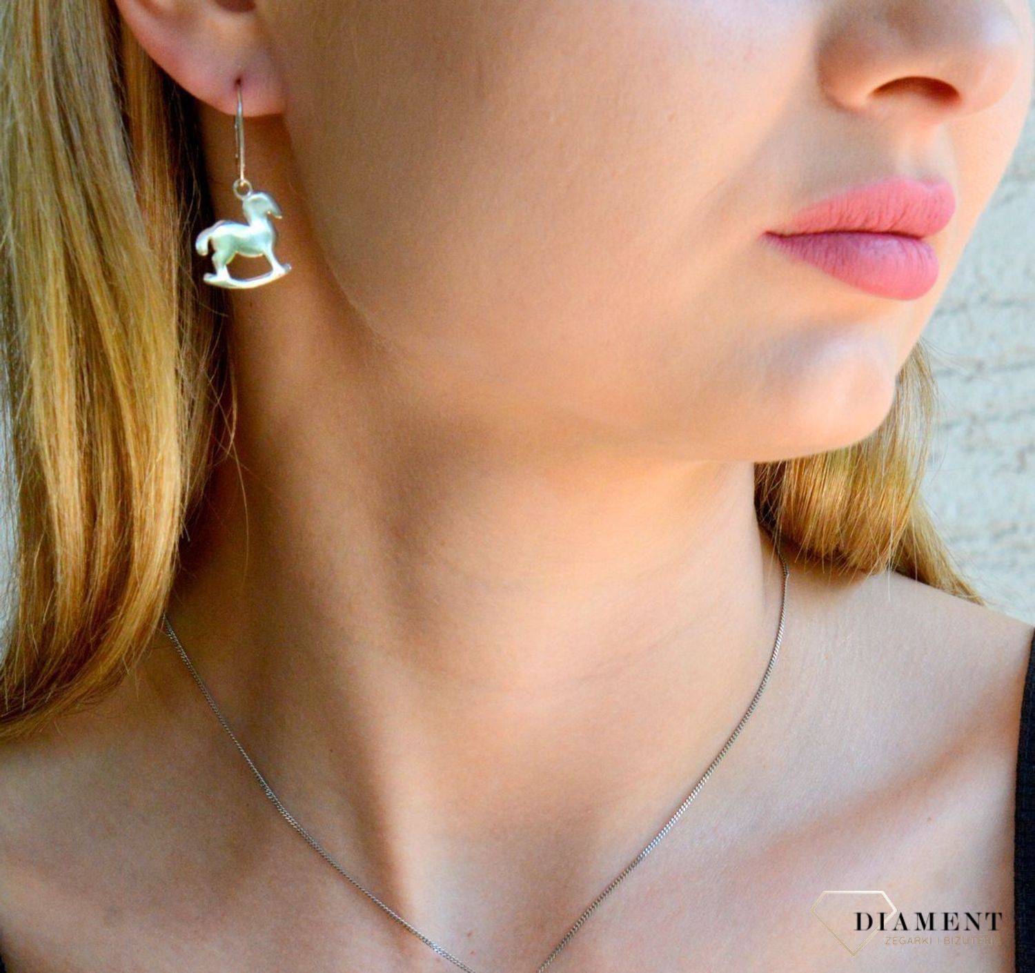 Srebrne kolczyki damskie 925 wiszący koń na biegunach DIA-KLC-8199-925. Srebrne kolczyki damskie. Srebrne kolczyki wiszące. Kolczyki srebrne z wiszącym koniem. Kolczyki na bigiel idealne na prezent..jpg