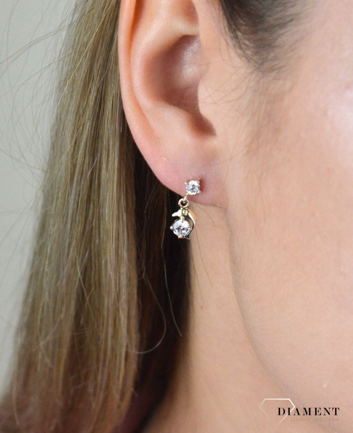 Srebrne kolczyki wiszące Delfinki DIA-KLC-8200-925. Eleganckie, srebrne kolczyki z ponadczasowym modnym motywem. Ich kształt jest uniwersalny, ponadczasowy a dzięki swojemu wyjątkowemu wykonaniu nadają się na prezent..jpg