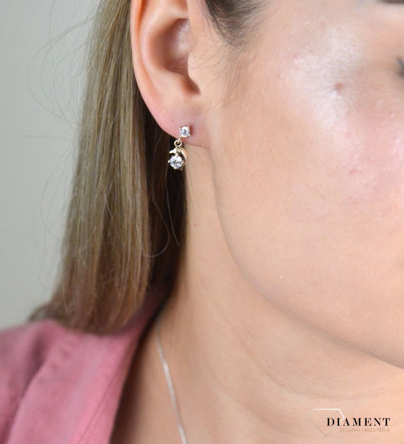 Srebrne kolczyki wiszące Delfinki DIA-KLC-8200-925. Eleganckie, srebrne kolczyki z ponadczasowym modnym motywem. Ich kształt jest uniwersalny, ponadczasowy a dzięki swojemu wyjątkowemu wykonaniu nadają się na prezent..jpg