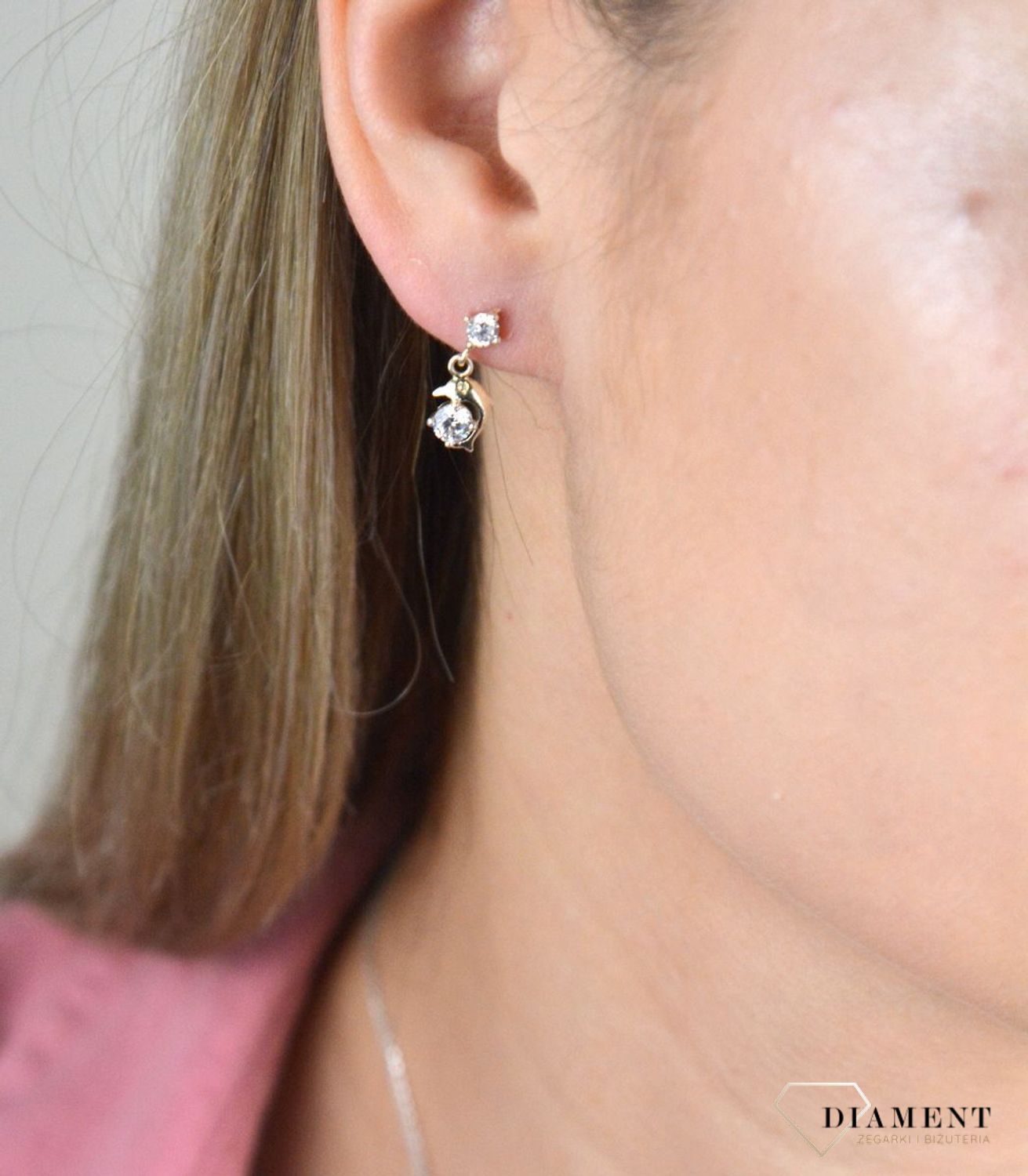 Srebrne kolczyki wiszące Delfinki DIA-KLC-8200-925. Eleganckie, srebrne kolczyki z ponadczasowym modnym motywem. Ich kształt jest uniwersalny, ponadczasowy a dzięki swojemu wyjątkowemu wykonaniu nadają się na prezent..jpg