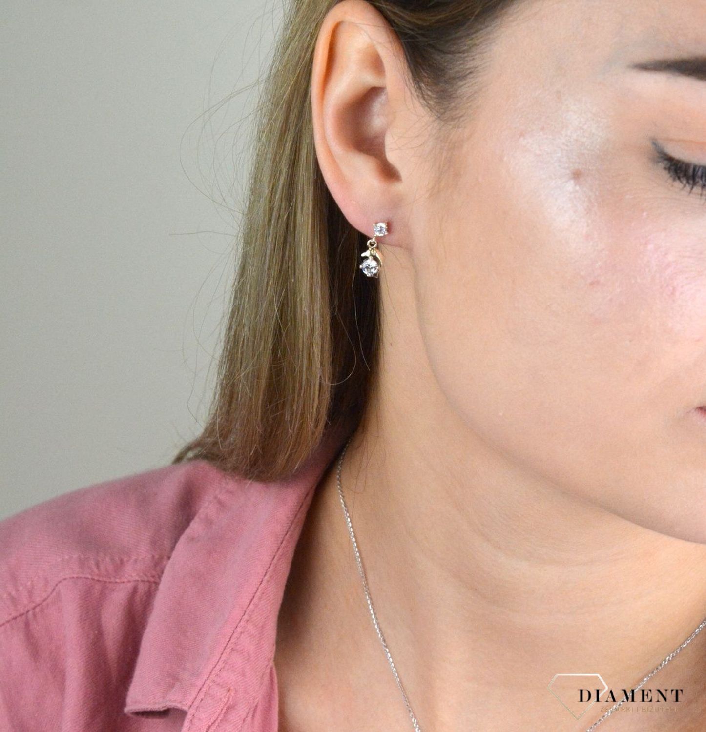 Srebrne kolczyki wiszące Delfinki DIA-KLC-8200-925. Eleganckie, srebrne kolczyki z ponadczasowym modnym motywem. Ich kształt jest uniwersalny, ponadczasowy a dzięki swojemu wyjątkowemu wykonaniu nadają się na prezent..jpg