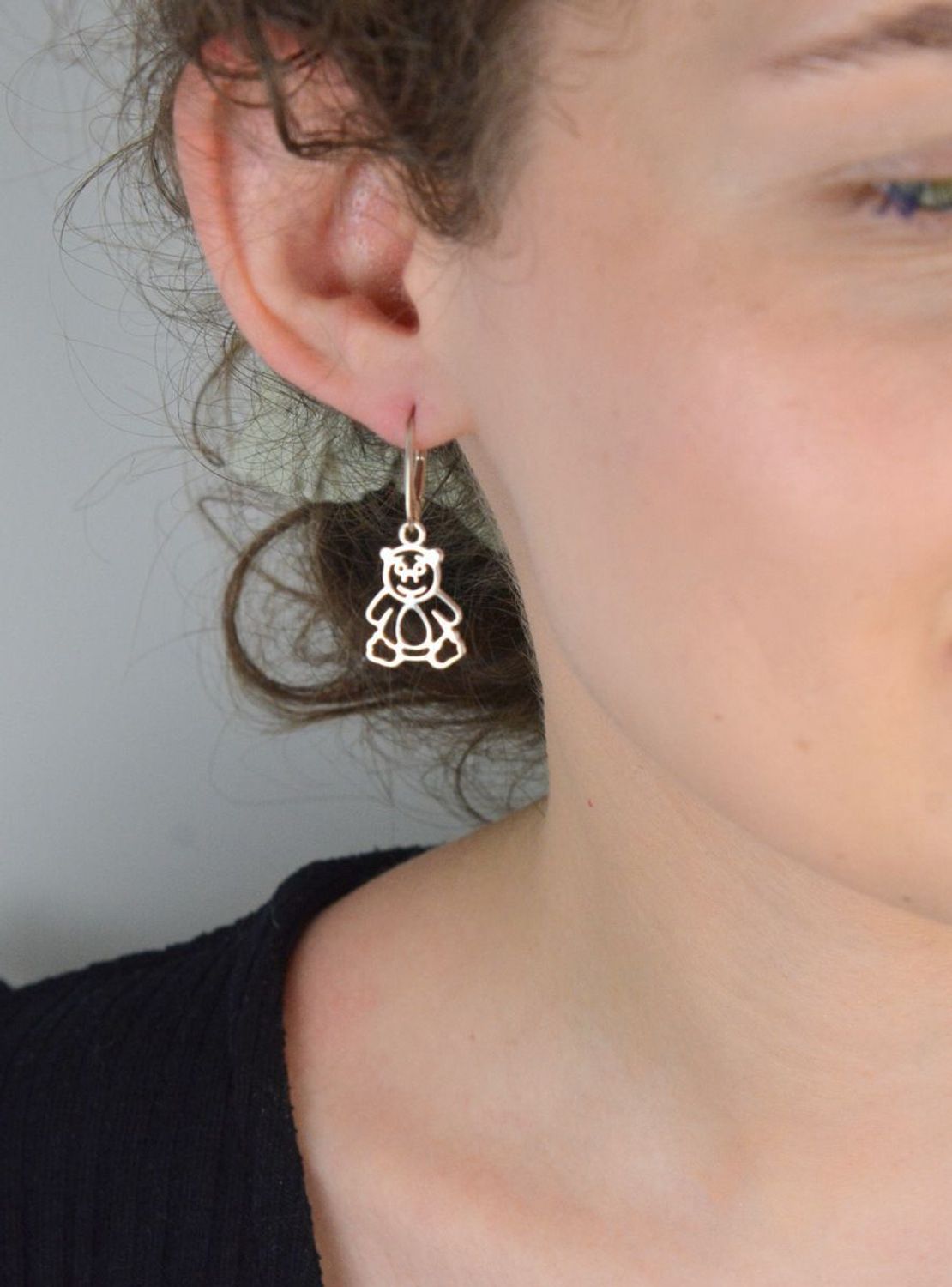 Urocze kolczyki wiszące misie ażurowe ze srebra 925. Zapięcie bigiel angielski, lekkie i wygodne – idealne na co dzień i jako prezent.1.jpg