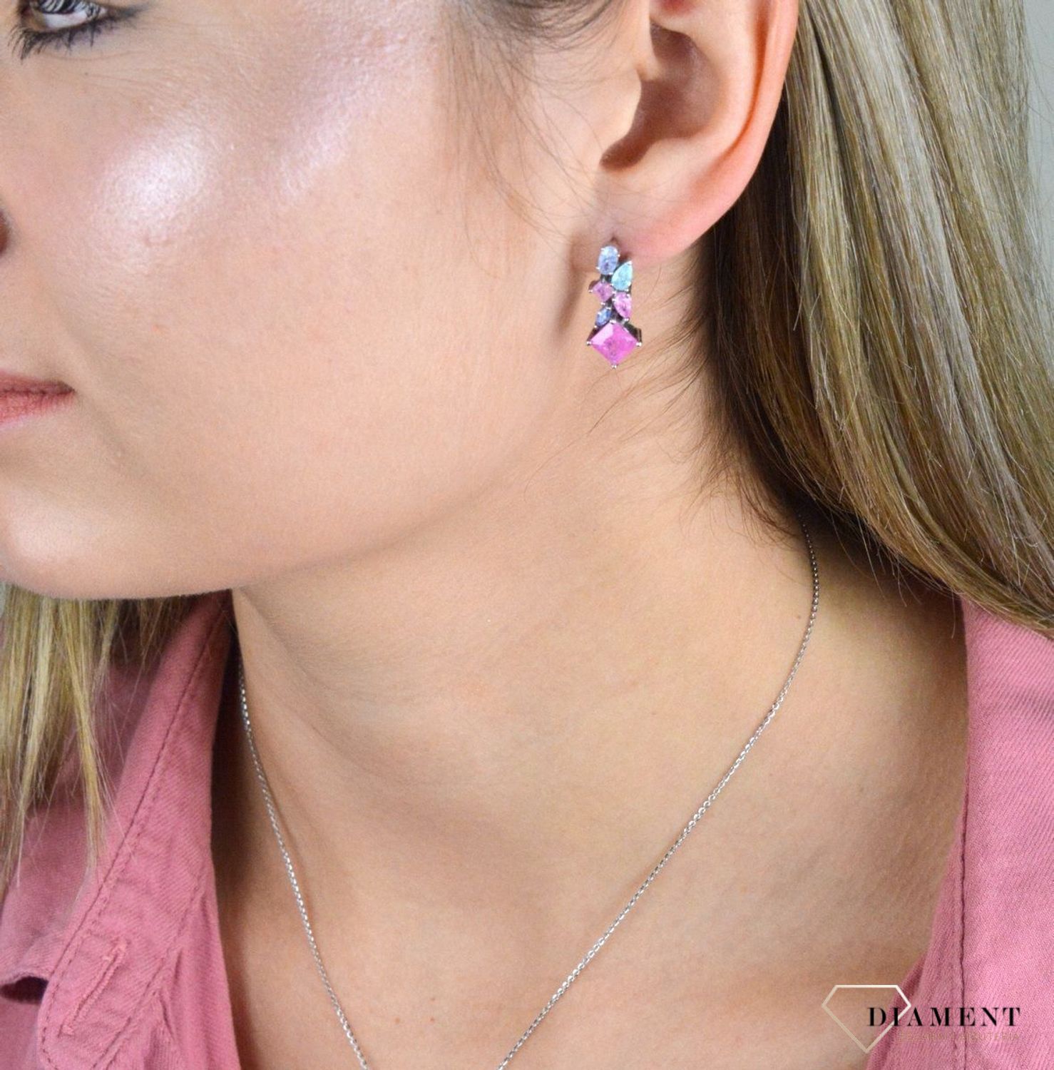 Kolczyki wiszące srebrne kolorowe cyrkonie DIA-KLC-8203-925. Eleganckie, srebrne kolczyki z ponadczasowym modnym motywem. Ich kształt jest uniwersalny, ponadczasowy a dzięki swojemu wyjątkowemu wykonaniu nadają się na prezent..jpg