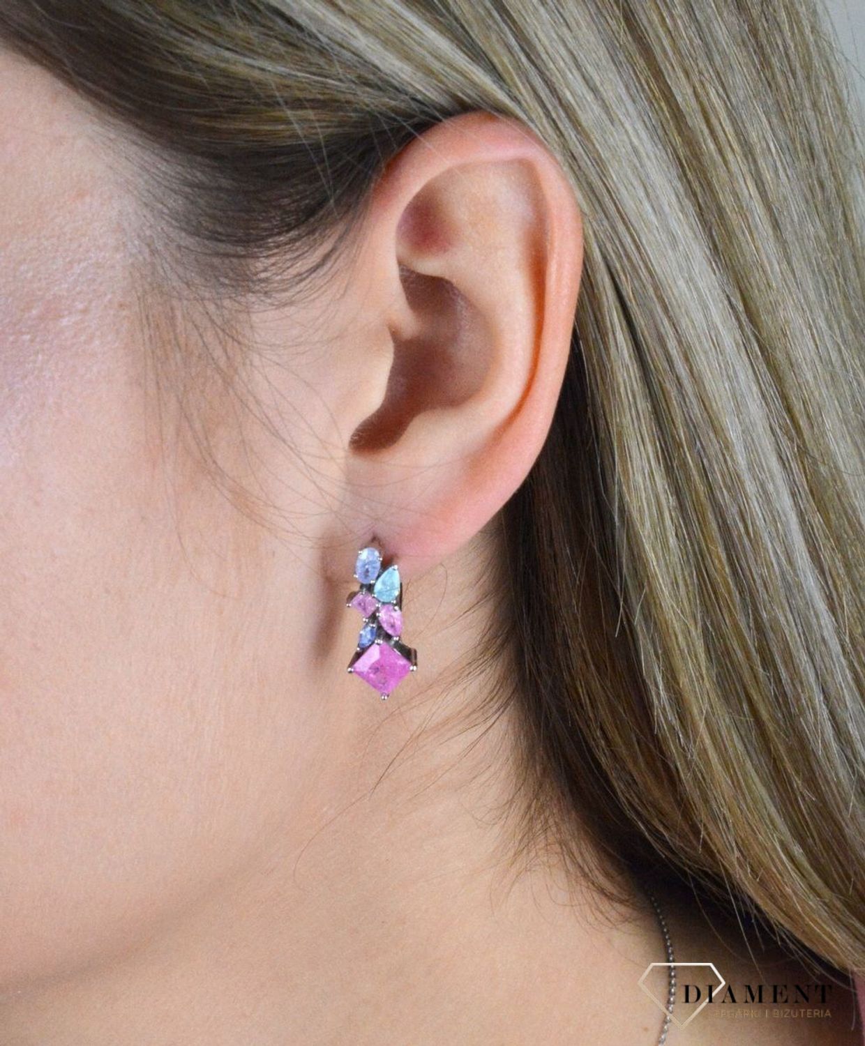 Kolczyki wiszące srebrne kolorowe cyrkonie DIA-KLC-8203-925. Eleganckie, srebrne kolczyki z ponadczasowym modnym motywem. Ich kształt jest uniwersalny, ponadczasowy a dzięki swojemu wyjątkowemu wykonaniu nadają się na prezent..jpg