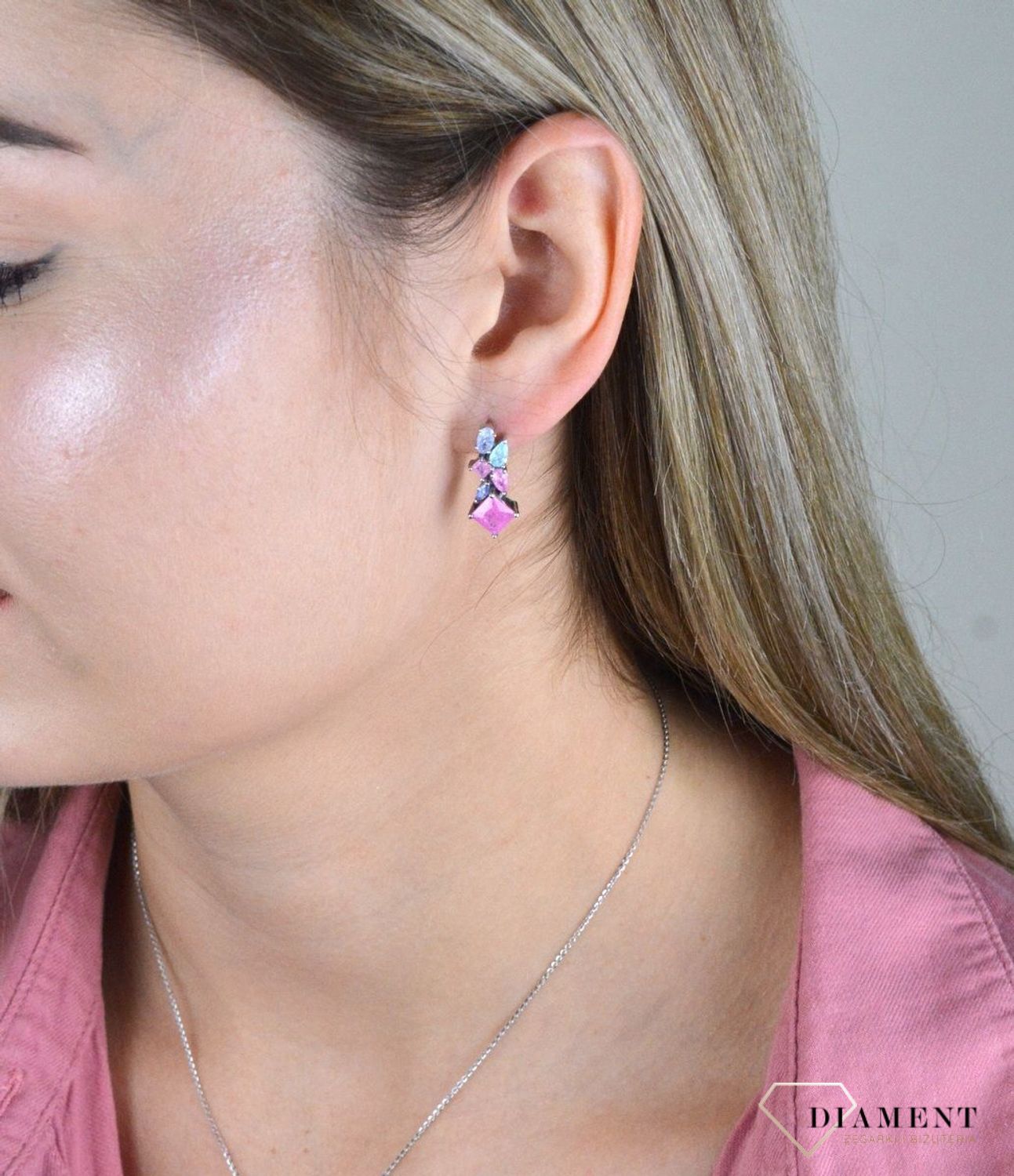 Kolczyki wiszące srebrne kolorowe cyrkonie DIA-KLC-8203-925. Eleganckie, srebrne kolczyki z ponadczasowym modnym motywem. Ich kształt jest uniwersalny, ponadczasowy a dzięki swojemu wyjątkowemu wykonaniu nadają się na prezent..jpg