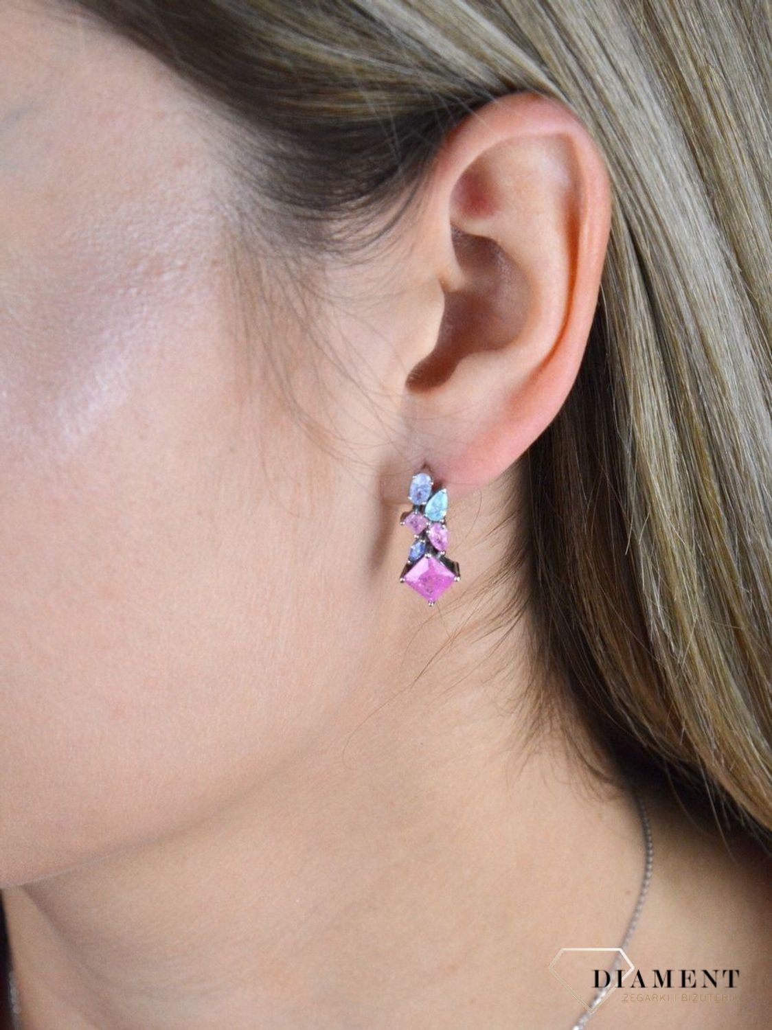 Kolczyki wiszące srebrne kolorowe cyrkonie DIA-KLC-8203-925. Eleganckie, srebrne kolczyki z ponadczasowym modnym motywem. Ich kształt jest uniwersalny, ponadczasowy a dzięki swojemu wyjątkowemu wykonaniu nadają się na prezent..jpg