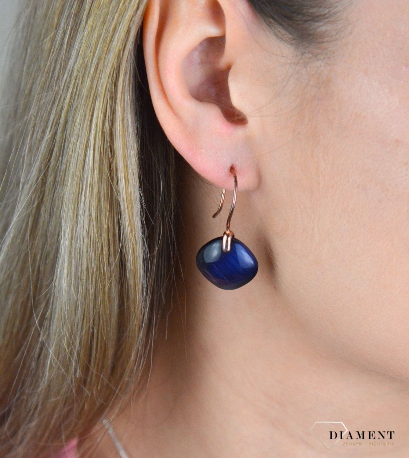 Kolczyki srebrne granatowe Kocie Oko  925 DIA-KLC-8204-925.  Eleganckie, srebrne kolczyki z ponadczasowym modnym motywem. Ich kształt jest uniwersalny, ponadczasowy a dzięki swojemu wyjątkowemu wykonaniu nadają się na prezent..jpg