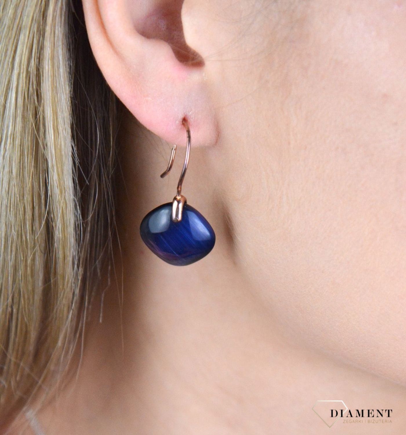 Kolczyki srebrne granatowe Kocie Oko  925 DIA-KLC-8204-925.  Eleganckie, srebrne kolczyki z ponadczasowym modnym motywem. Ich kształt jest uniwersalny, ponadczasowy a dzięki swojemu wyjątkowemu wykonaniu nadają się na prezent..jpg