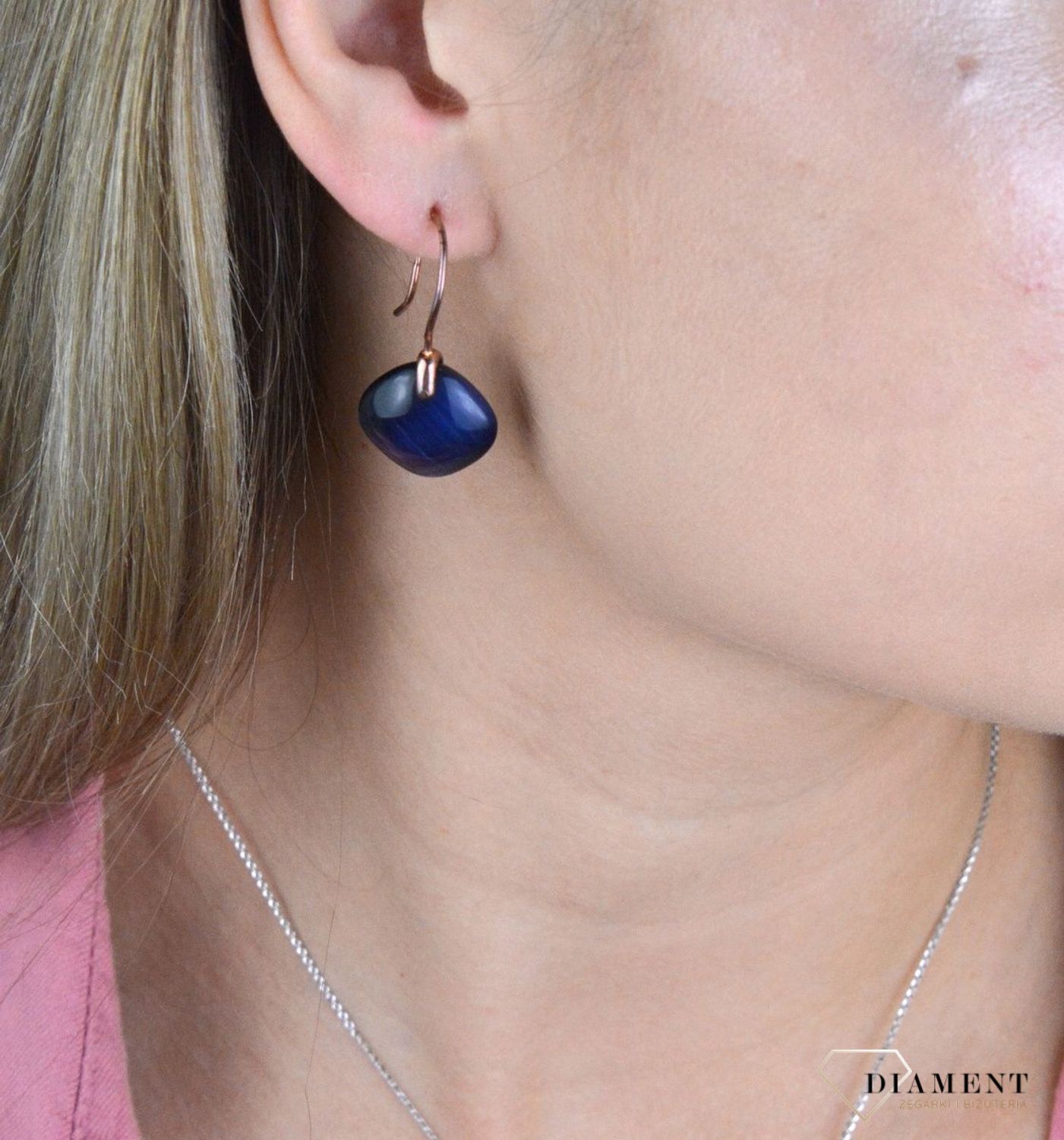 Kolczyki srebrne granatowe Kocie Oko  925 DIA-KLC-8204-925.  Eleganckie, srebrne kolczyki z ponadczasowym modnym motywem. Ich kształt jest uniwersalny, ponadczasowy a dzięki swojemu wyjątkowemu wykonaniu nadają się na prezent..jpg