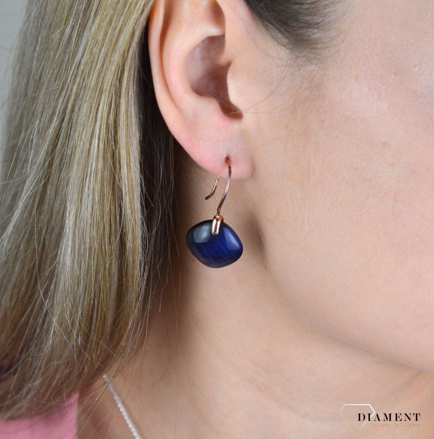 Kolczyki srebrne granatowe Kocie Oko  925 DIA-KLC-8204-925.  Eleganckie, srebrne kolczyki z ponadczasowym modnym motywem. Ich kształt jest uniwersalny, ponadczasowy a dzięki swojemu wyjątkowemu wykonaniu nadają się na prezent..jpg