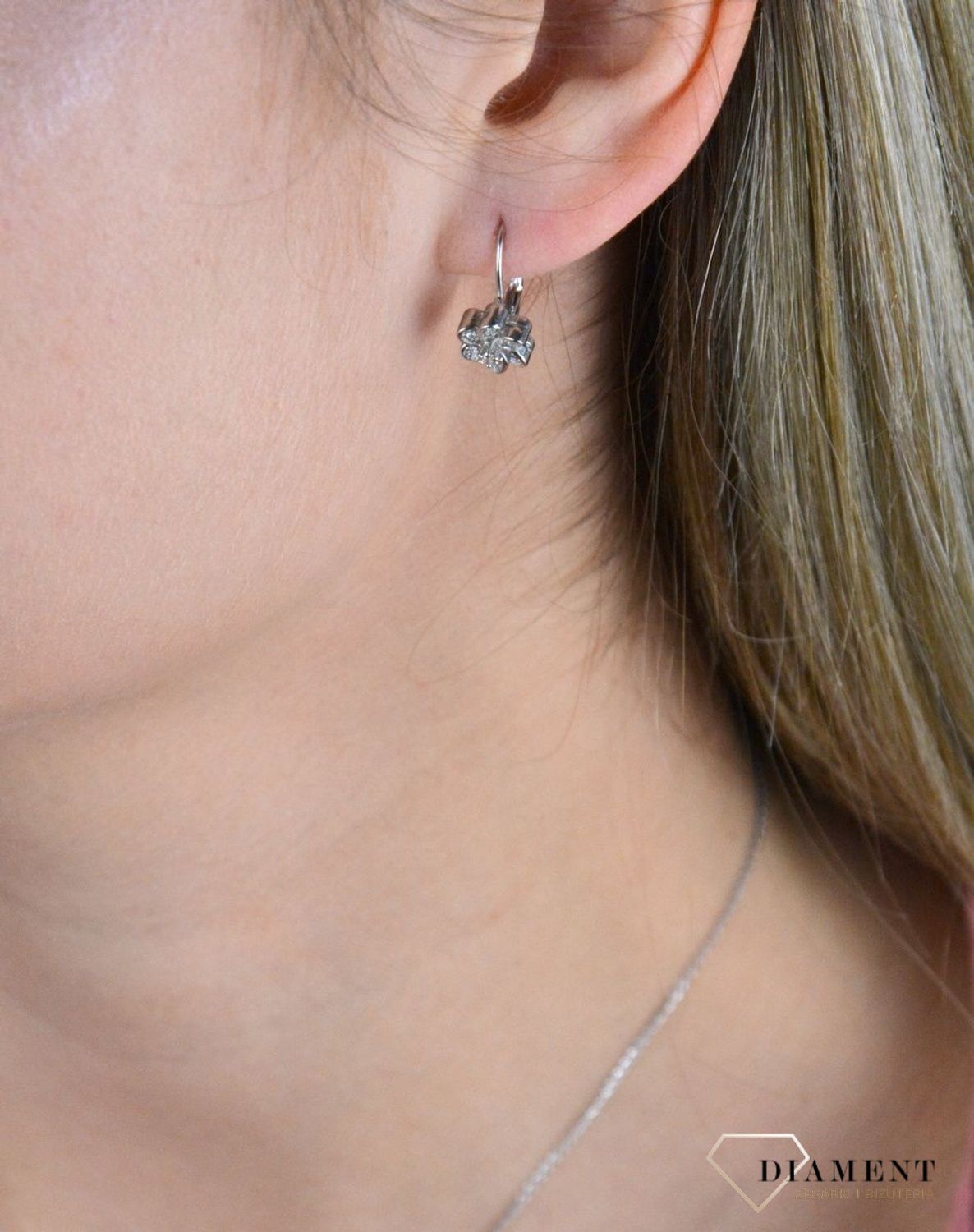 Kolczyki kwiatki srebrne zapięcie angielskie 925 DIA-KLC-8205-925. Eleganckie, srebrne kolczyki z ponadczasowym modnym motywem. Ich kształt jest uniwersalny, ponadczasowy a dzięki swojemu wyjątkowemu wykonaniu nadają się na pr.jpg