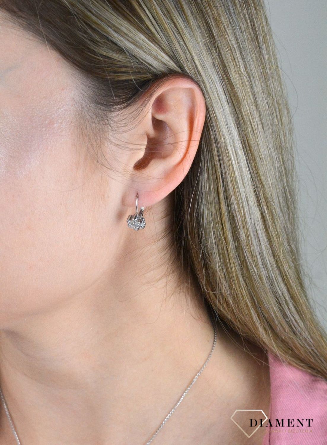 Kolczyki kwiatki srebrne zapięcie angielskie 925 DIA-KLC-8205-925. Eleganckie, srebrne kolczyki z ponadczasowym modnym motywem. Ich kształt jest uniwersalny, ponadczasowy a dzięki swojemu wyjątkowemu wykonaniu nadają się na pr.jpg