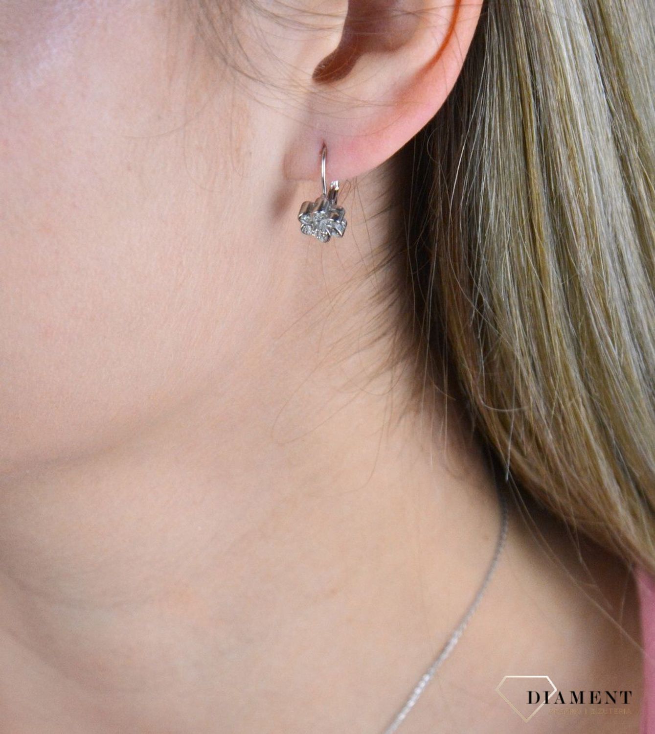 Kolczyki kwiatki srebrne zapięcie angielskie 925 DIA-KLC-8205-925. Eleganckie, srebrne kolczyki z ponadczasowym modnym motywem. Ich kształt jest uniwersalny, ponadczasowy a dzięki swojemu wyjątkowemu wykonaniu nadają się na pr.jpg