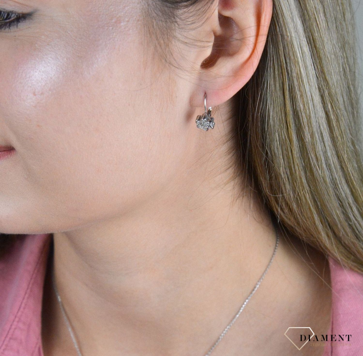 Kolczyki kwiatki srebrne zapięcie angielskie 925 DIA-KLC-8205-925. Eleganckie, srebrne kolczyki z ponadczasowym modnym motywem. Ich kształt jest uniwersalny, ponadczasowy a dzięki swojemu wyjątkowemu wykonaniu nadają się na pr.jpg