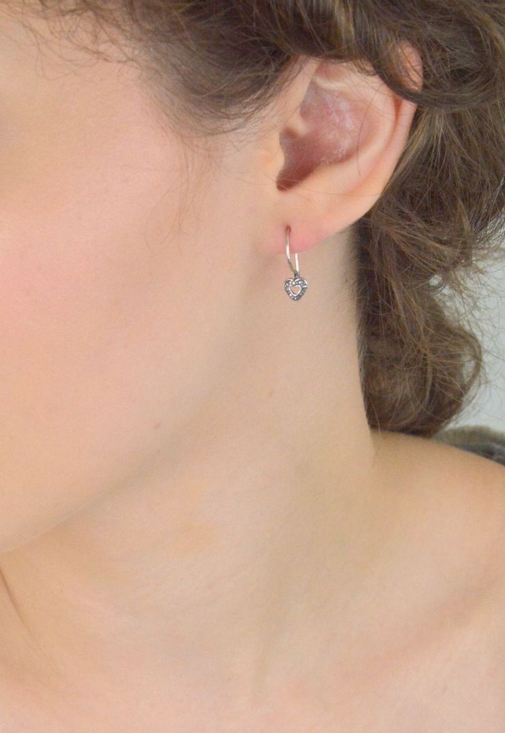 Kolczyki dziecięce srebrne 925 DIA-KLC-8207-925 – delikatne serduszka z zapięciem bigiel. Lekka forma długość 1,7 cm, szerokość 6 mm, waga 0,90 g. Idealne dla dziewczynki.1.jpg