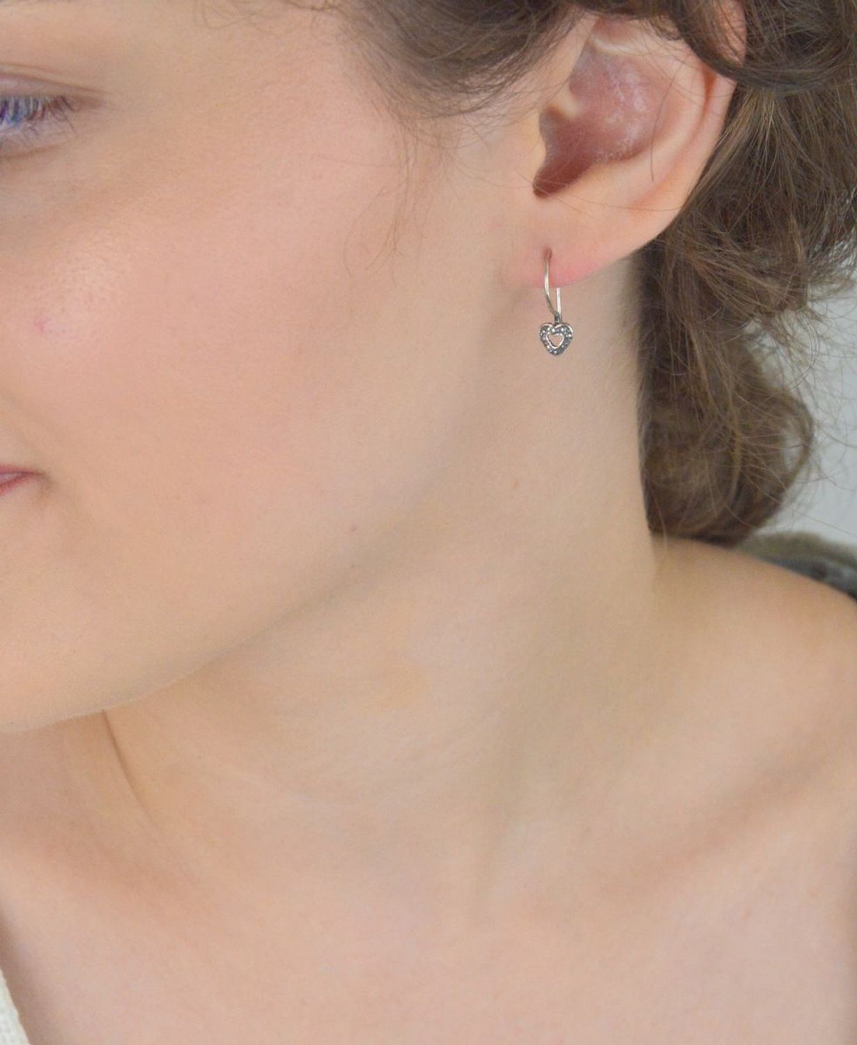 Kolczyki dziecięce srebrne 925 DIA-KLC-8207-925 – delikatne serduszka z zapięciem bigiel. Lekka forma długość 1,7 cm, szerokość 6 mm, waga 0,90 g. Idealne dla dziewczynki.1.jpg