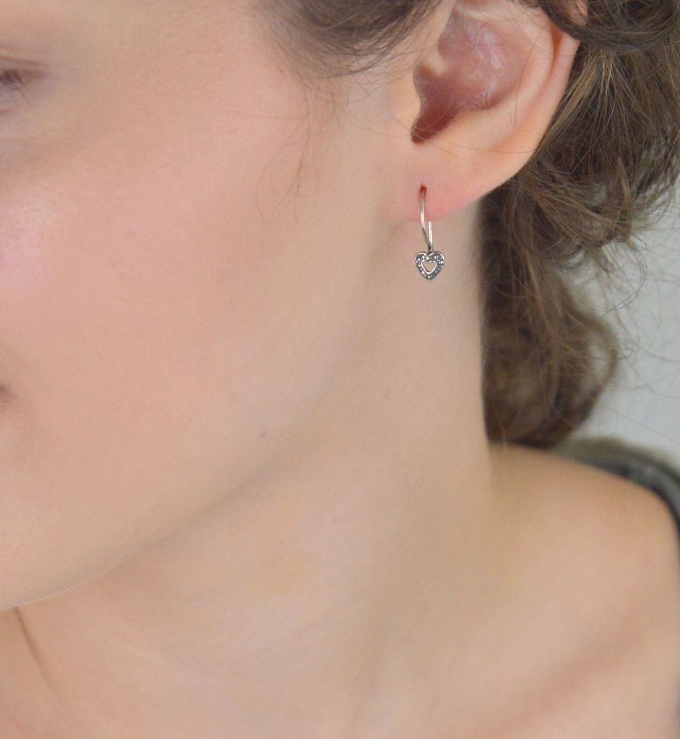 Kolczyki dziecięce srebrne 925 DIA-KLC-8207-925 – delikatne serduszka z zapięciem bigiel. Lekka forma długość 1,7 cm, szerokość 6 mm, waga 0,90 g. Idealne dla dziewczynki.1.jpg