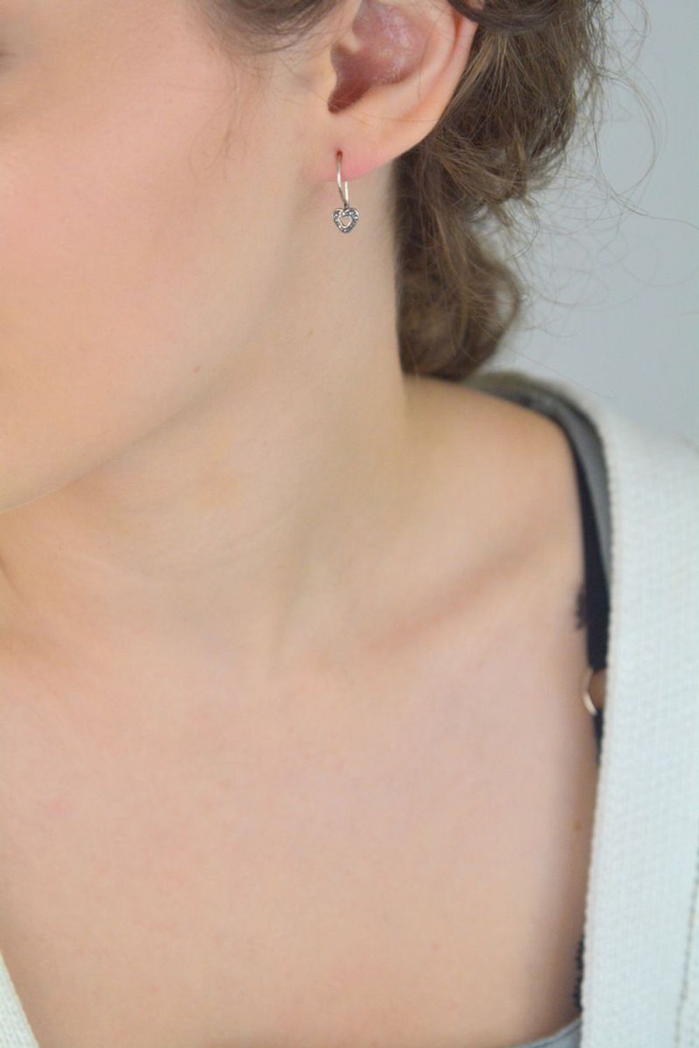 Kolczyki dziecięce srebrne 925 DIA-KLC-8207-925 – delikatne serduszka z zapięciem bigiel. Lekka forma długość 1,7 cm, szerokość 6 mm, waga 0,90 g. Idealne dla dziewczynki.1.jpg