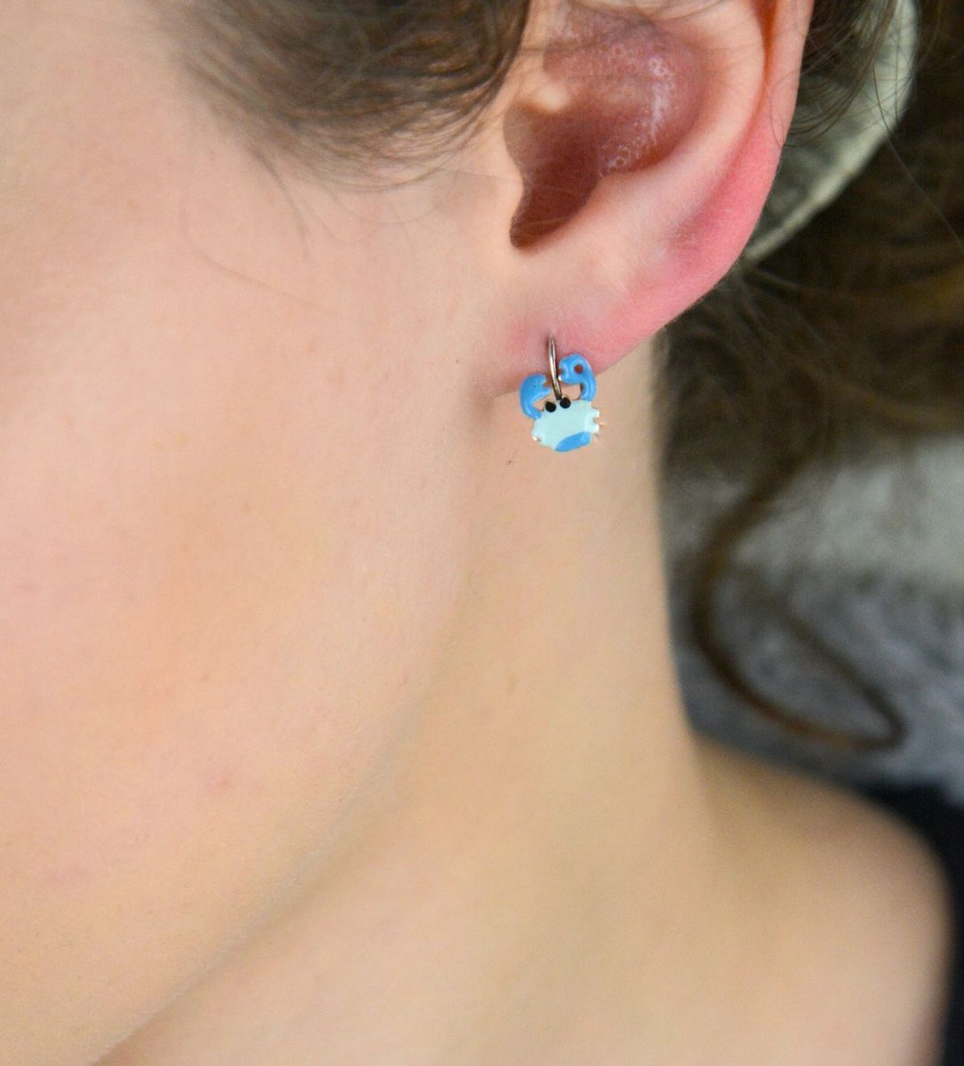 Srebrne kolczyki dziecięce niebieskie kraby z emalii  Pr. 925  1,4 cm DIA-KLC-8212-925 Urocze kolczyki dla dzieci w kształcie krabów, wykonane ze srebra 925 i pokryte niebieską emalią. Lekkie i.jpg