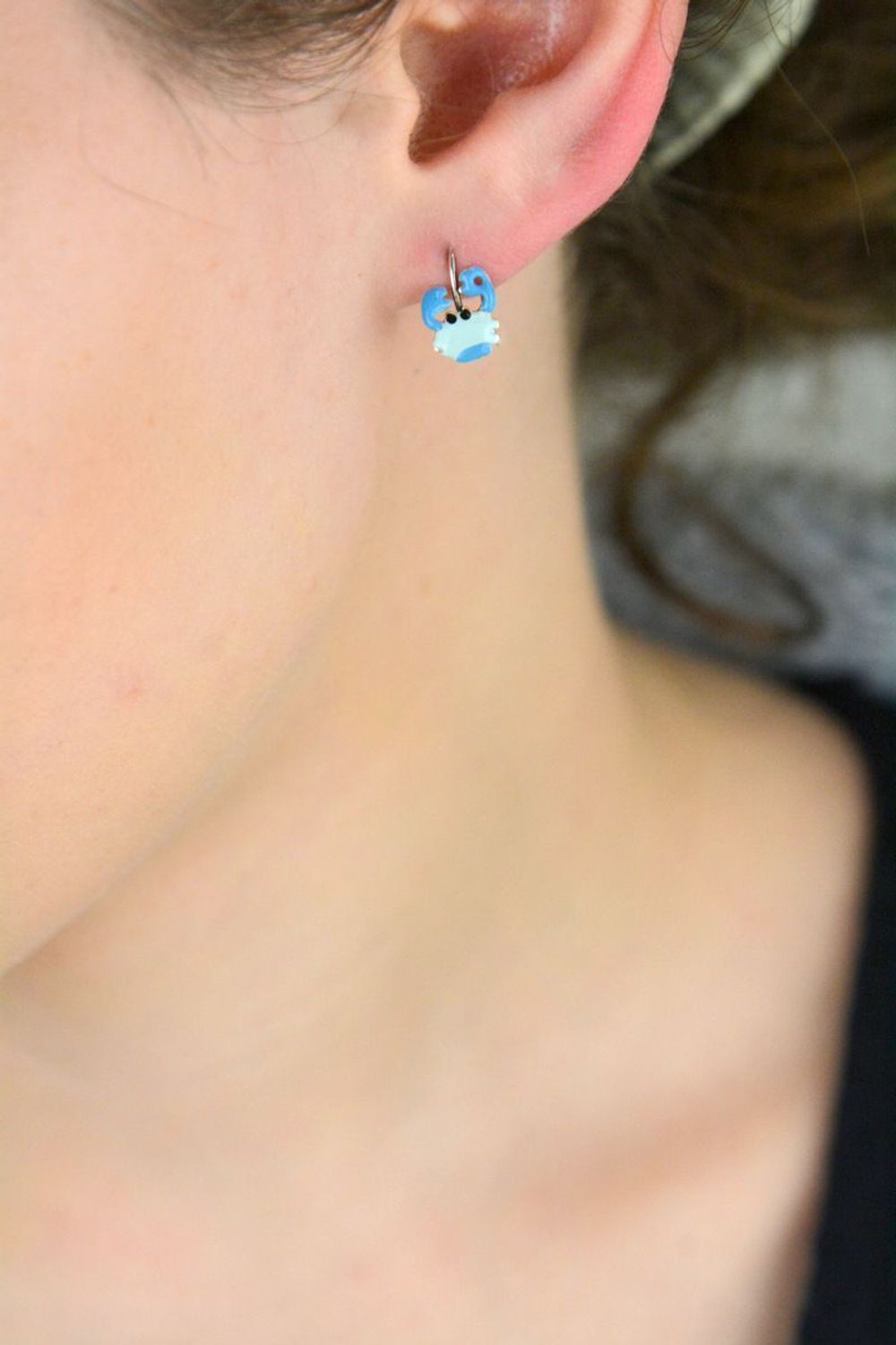 Srebrne kolczyki dziecięce niebieskie kraby z emalii  Pr. 925  1,4 cm DIA-KLC-8212-925 Urocze kolczyki dla dzieci w kształcie krabów, wykonane ze srebra 925 i pokryte niebieską emalią. Lekkie i.jpg