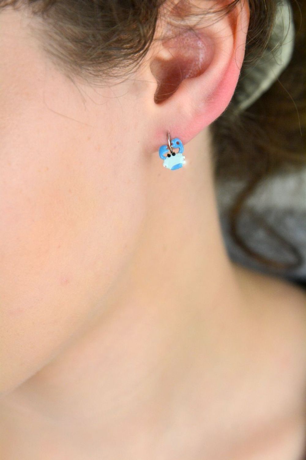 Srebrne kolczyki dziecięce niebieskie kraby z emalii  Pr. 925  1,4 cm DIA-KLC-8212-925 Urocze kolczyki dla dzieci w kształcie krabów, wykonane ze srebra 925 i pokryte niebieską emalią. Lekkie i.jpg
