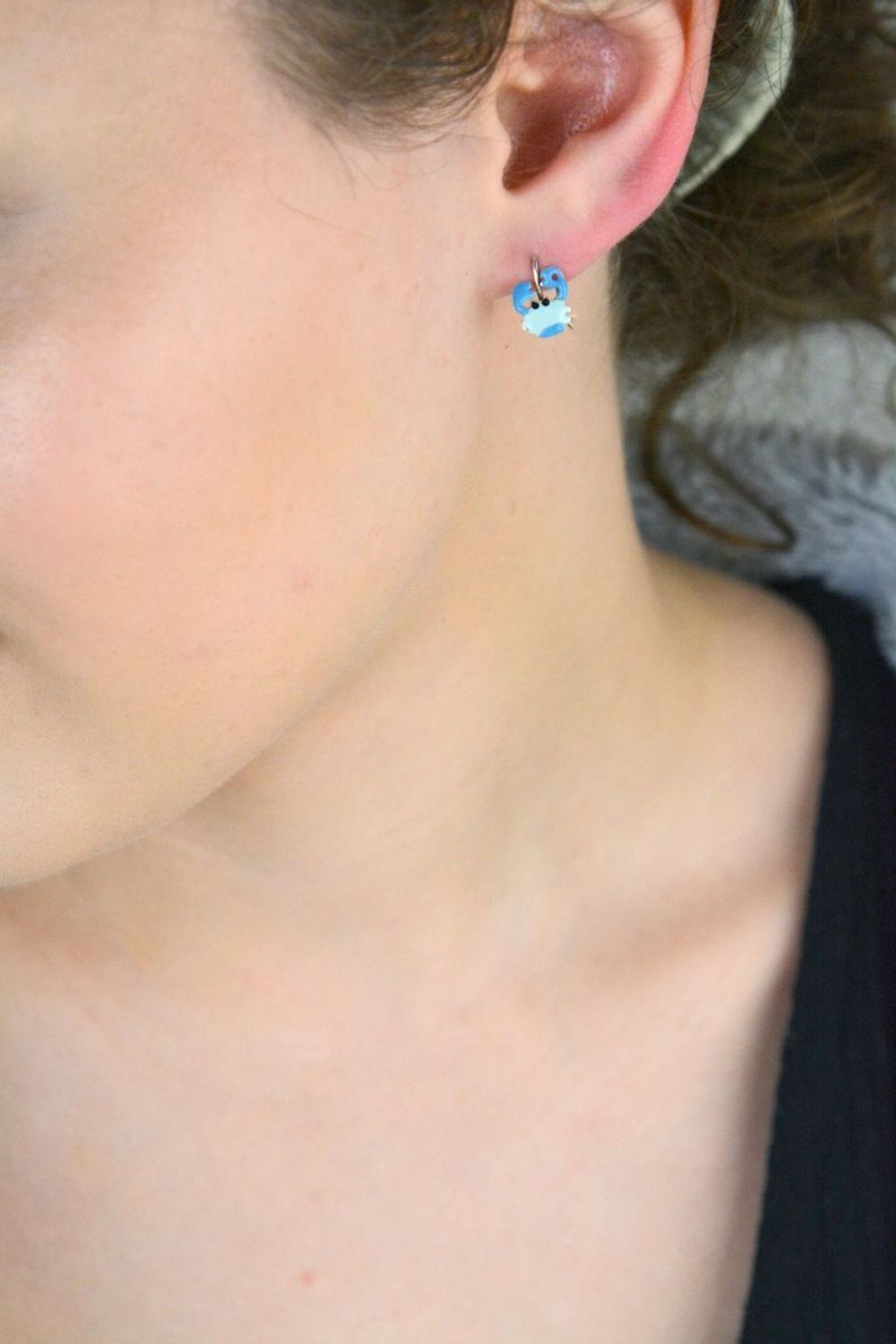 Srebrne kolczyki dziecięce niebieskie kraby z emalii  Pr. 925  1,4 cm DIA-KLC-8212-925 Urocze kolczyki dla dzieci w kształcie krabów, wykonane ze srebra 925 i pokryte niebieską emalią. Lekkie i.jpg