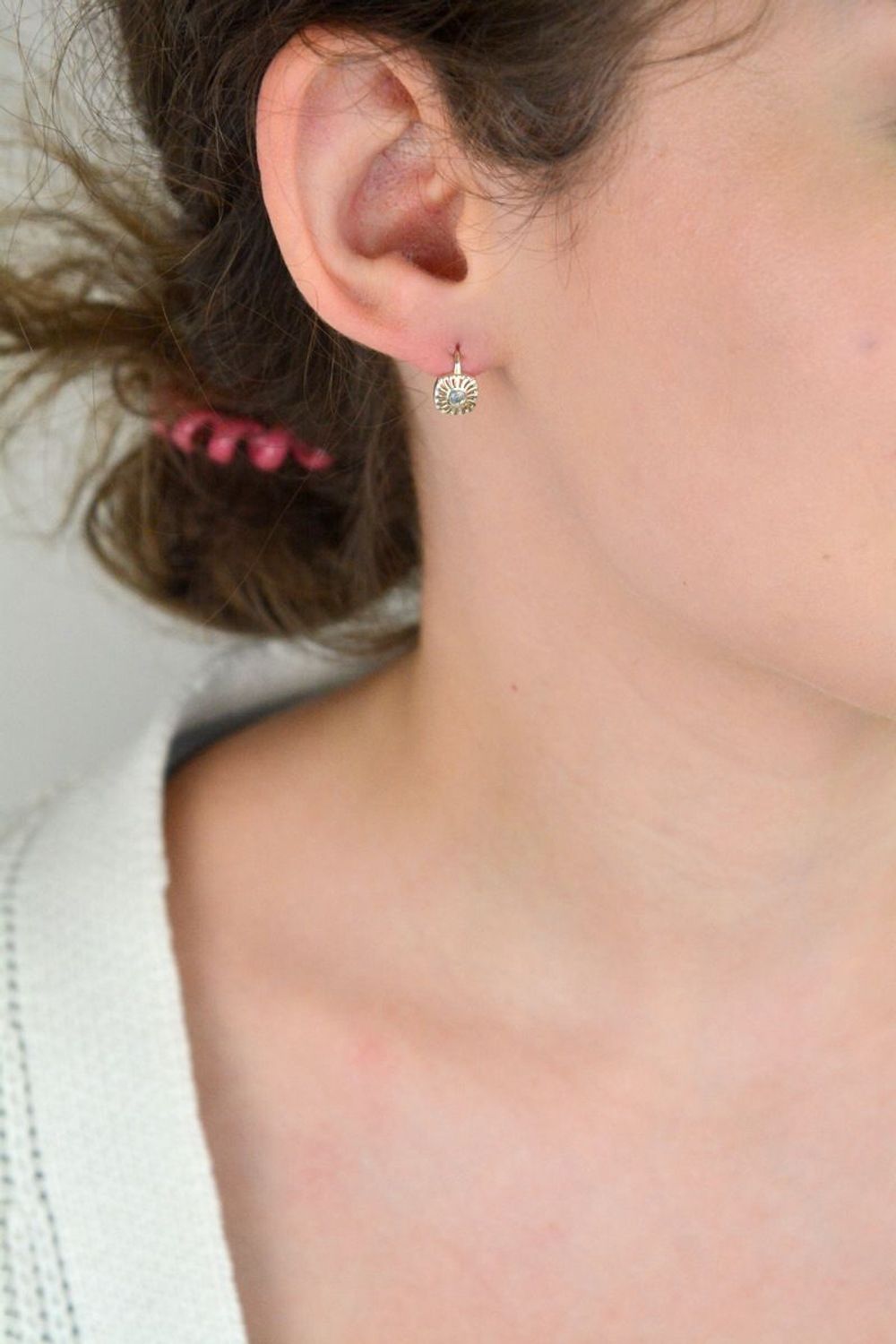 Kup wyjątkowe kolczyki dziecięce DIA-KLC-8213-925 z cyrkonią. Srebro próby 925, delikatny design, idealne na prezent. Wymiary 1 cm x 7 mm, waga 1,60 g.1.jpg