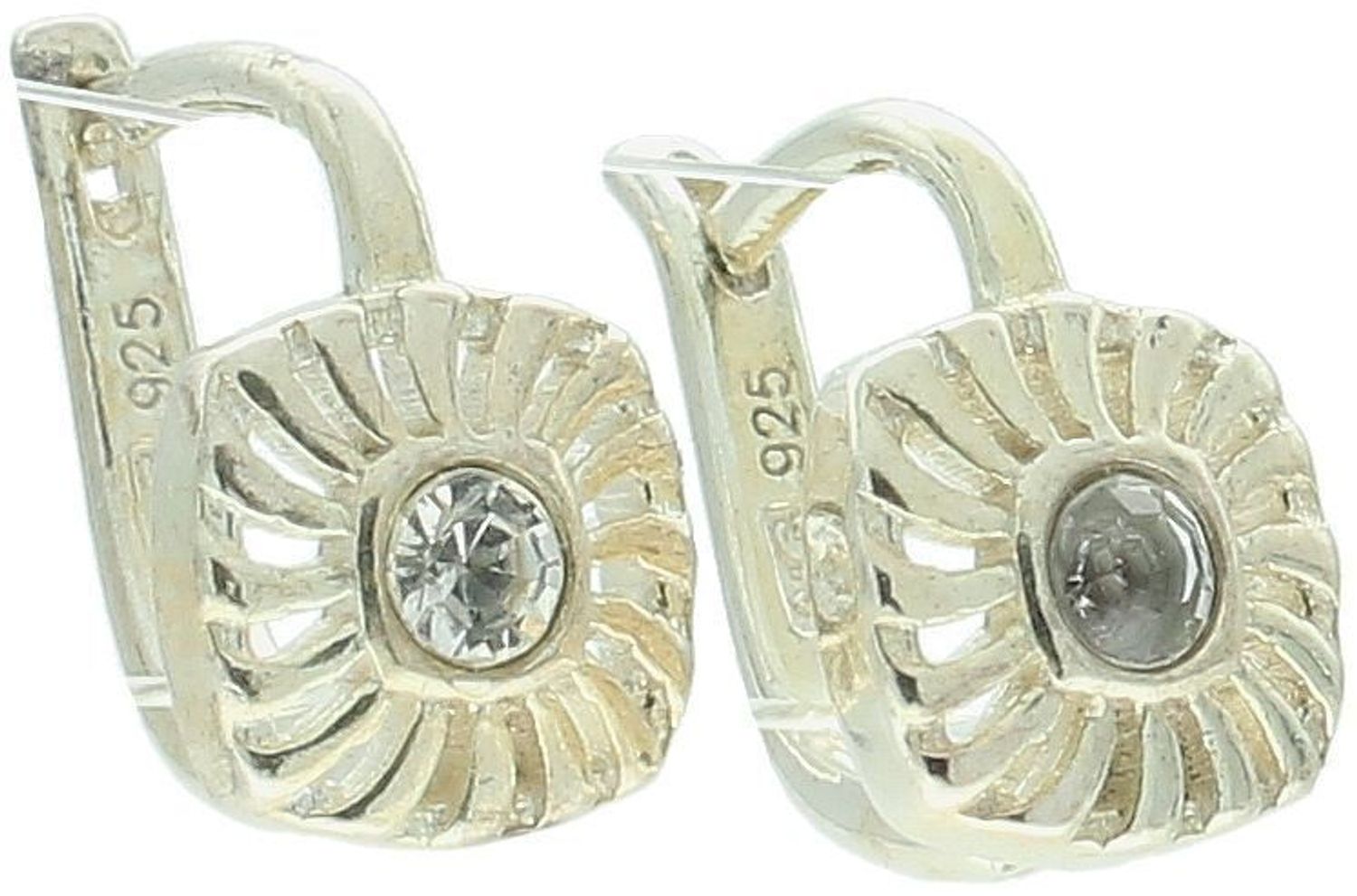 Kup wyjątkowe kolczyki dziecięce DIA-KLC-8213-925 z cyrkonią. Srebro próby 925, delikatny design, idealne na prezent. Wymiary 1 cm x 7 mm, waga 1,60 g.1.jpg